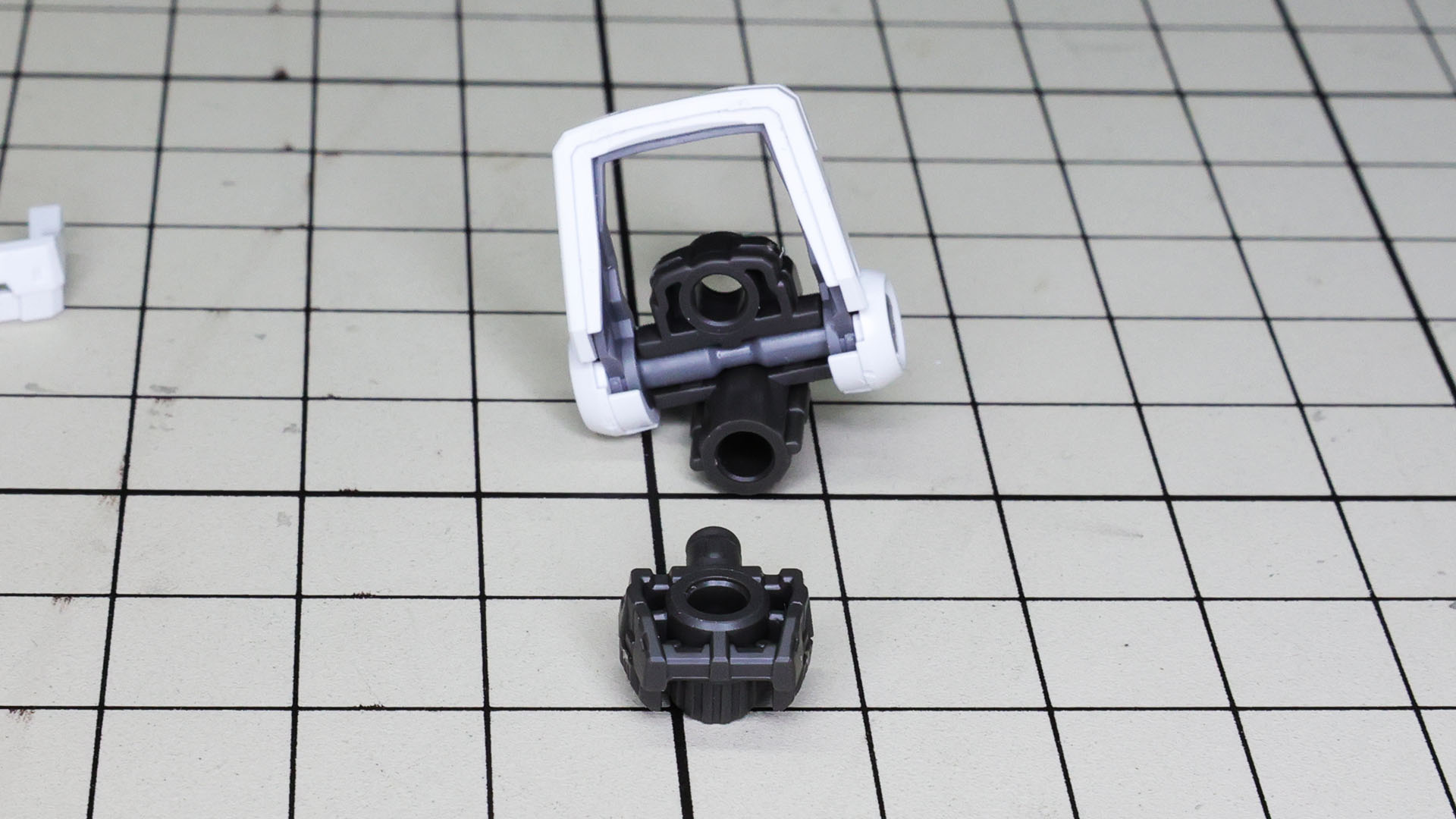 アンクルアーマーに脚部本体とソールの接続部を持っています