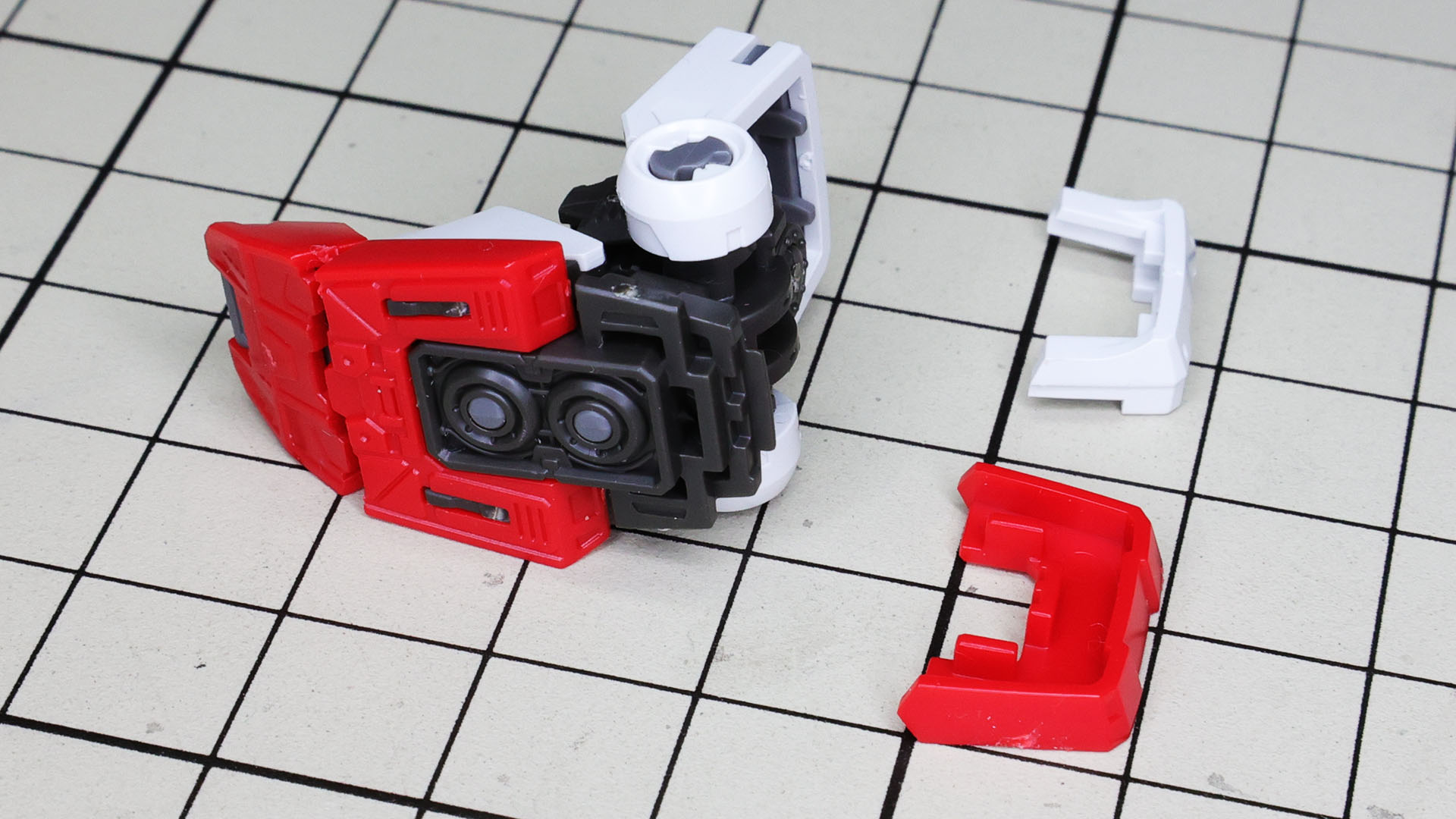 外装を組み付けていきます。ソールは3分割されます