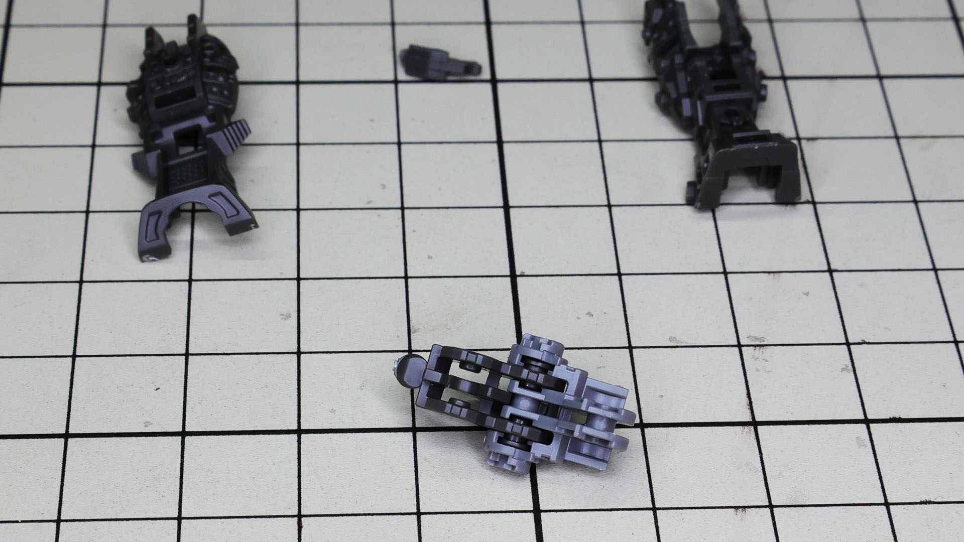 スリットが多数重なる密度感の高い脚部フレームを組んでいきます。ぽっちが見えるでしょうか