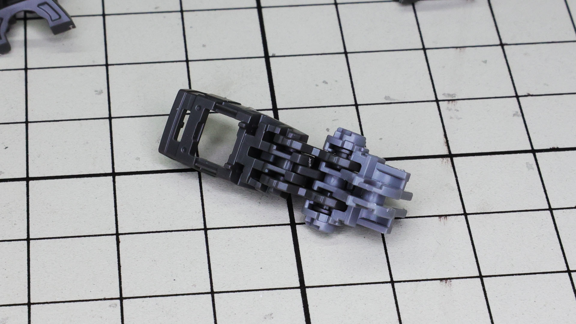 ぽっちなど回転軸をよく見定めて各パーツを組み付けていきます。無理なく回転するかゆっくり動かして確認します