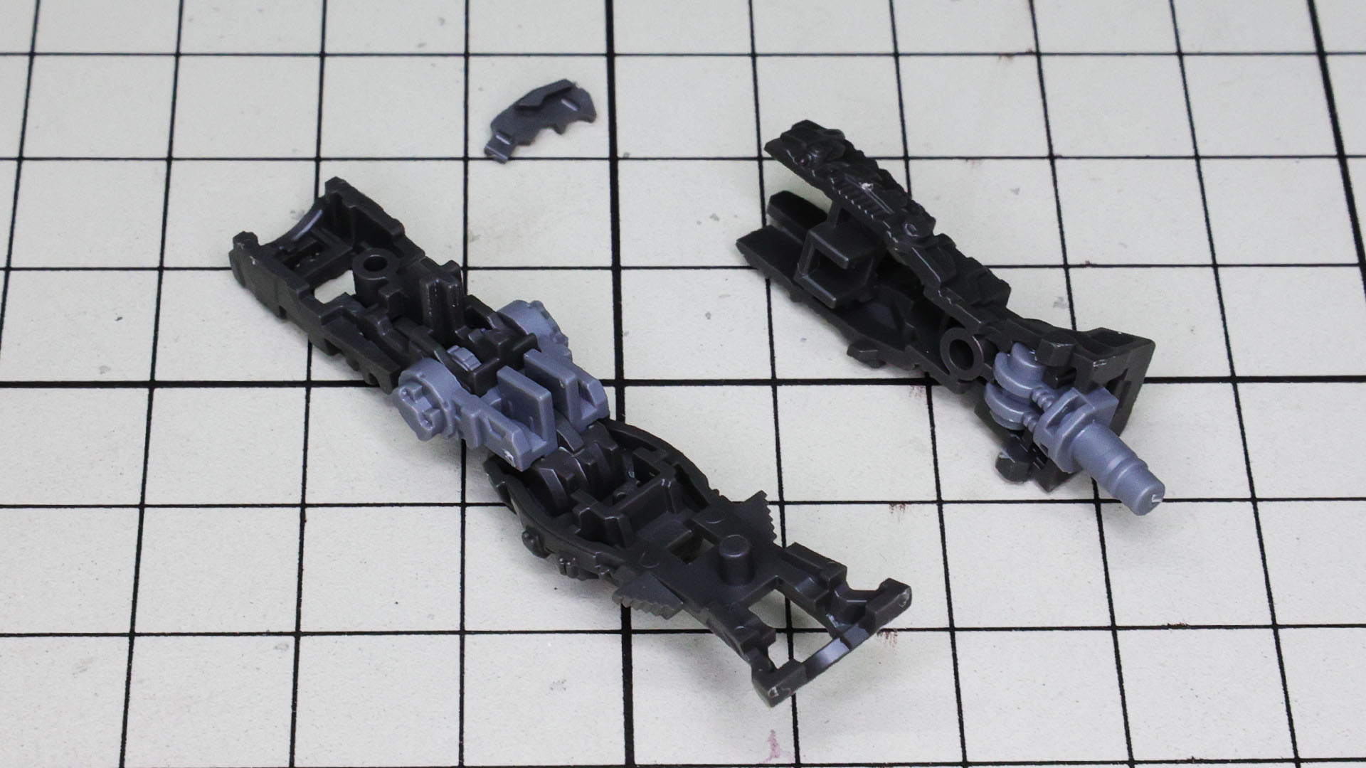 脛下部にはソールと接続する関節軸を組み込みます