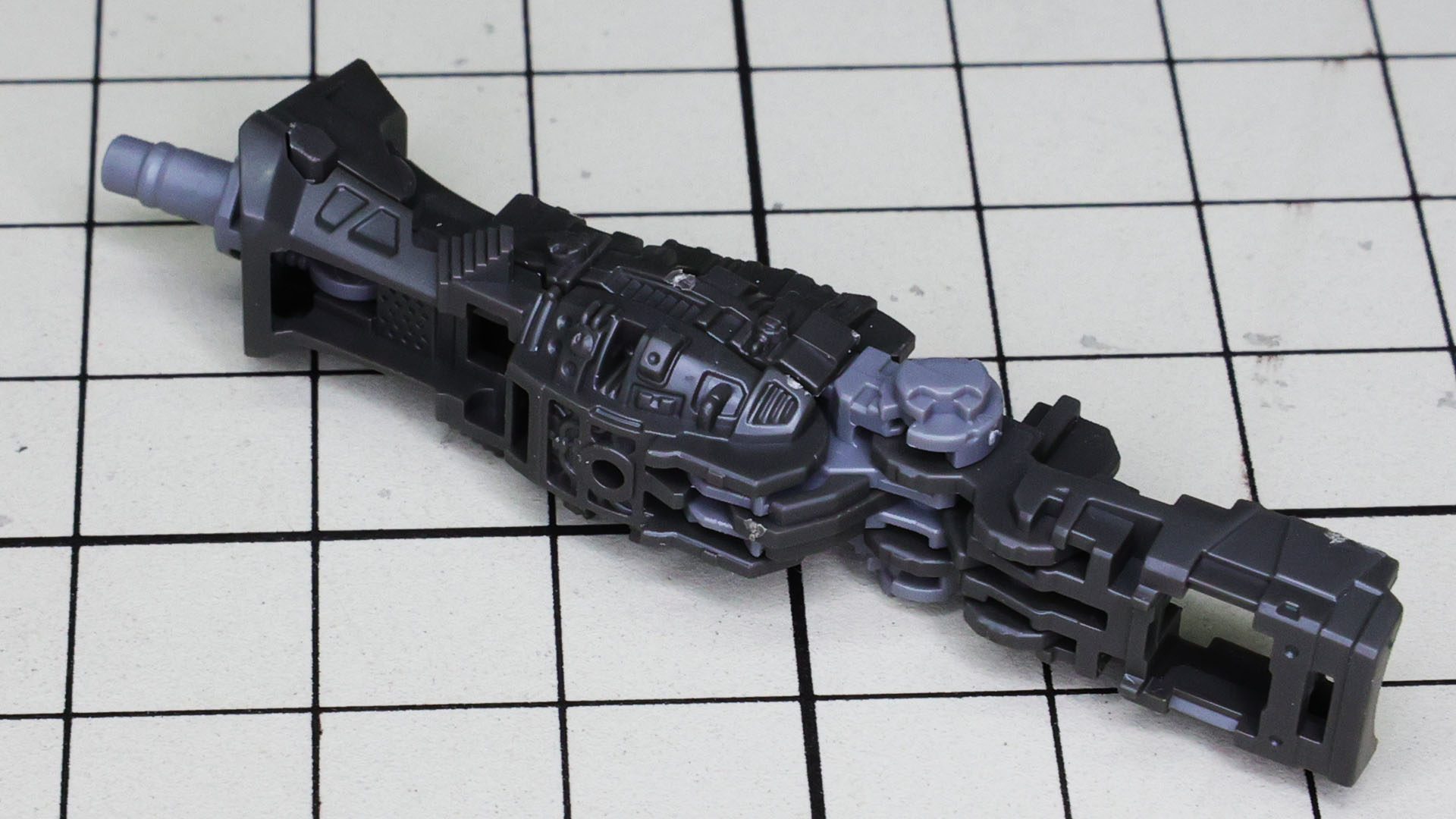 膝アーマーのフレームには膝の可動と連動するための関節機構が盛り込まれています