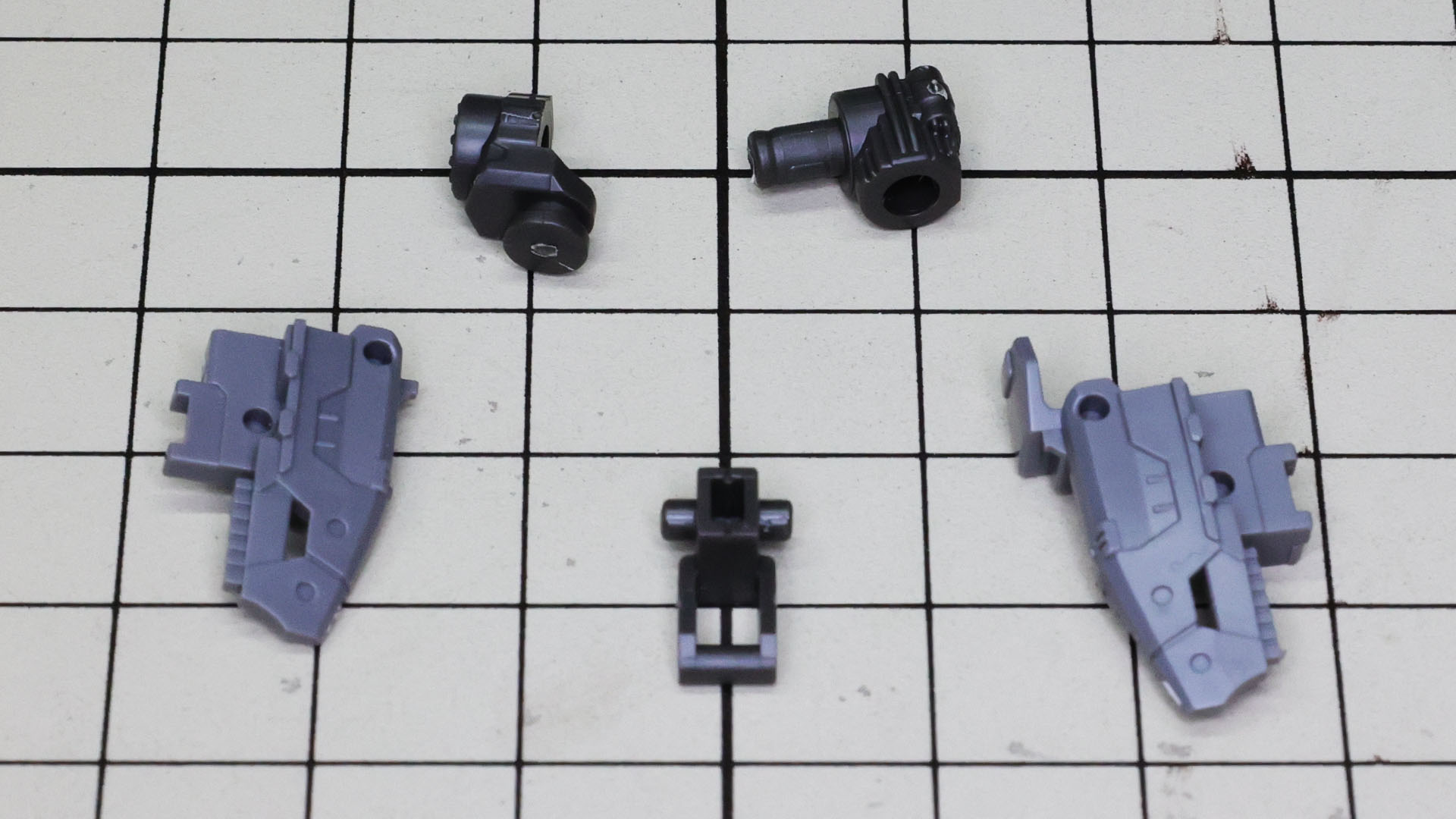 大腿部を組みます。股関節は大腿部から抜けないように配慮された設計です