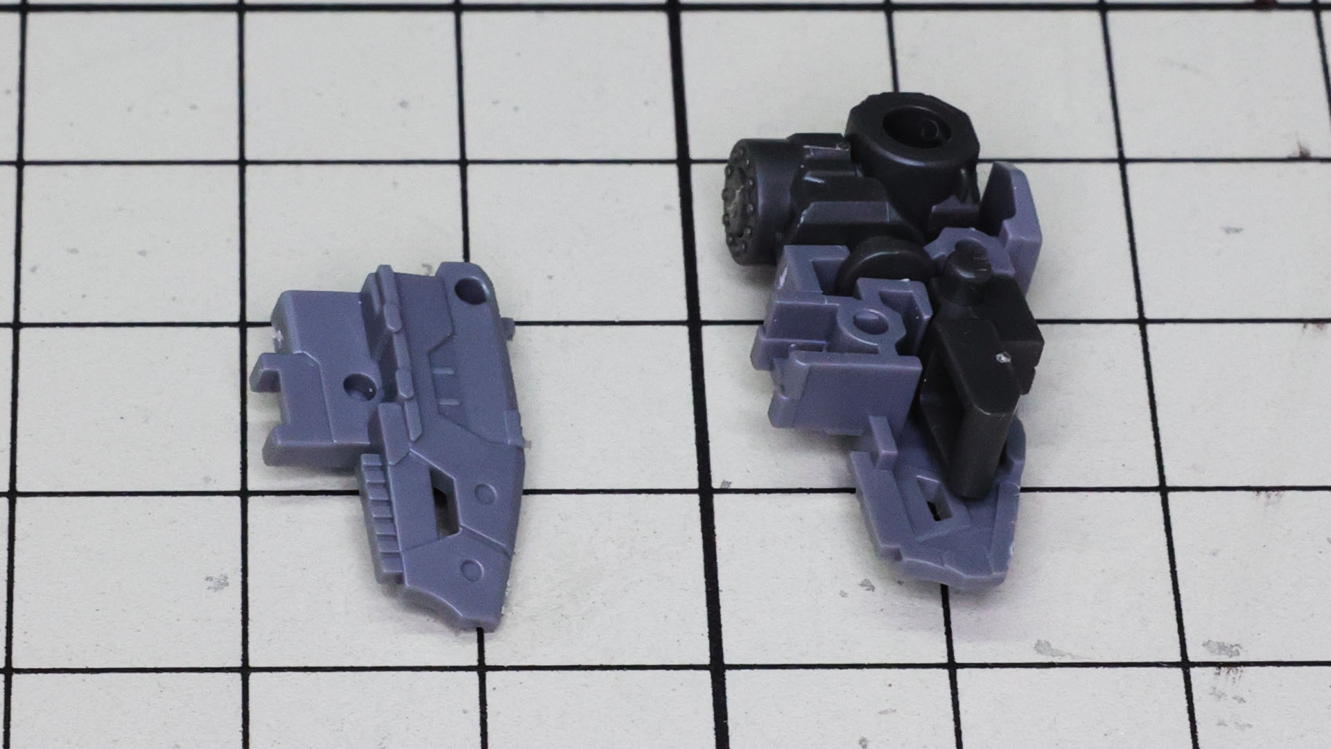 大腿部前面中央には連動させるためのパーツが配置されます