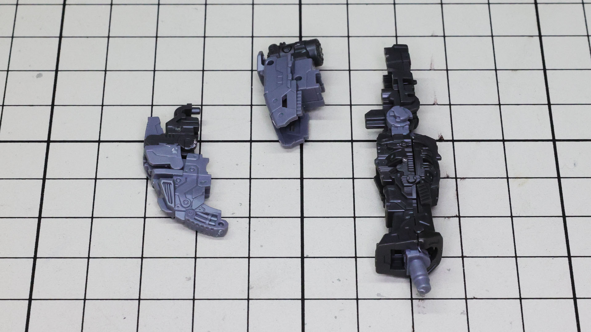 完成された脚部フレームをすべて組み合わせていきます