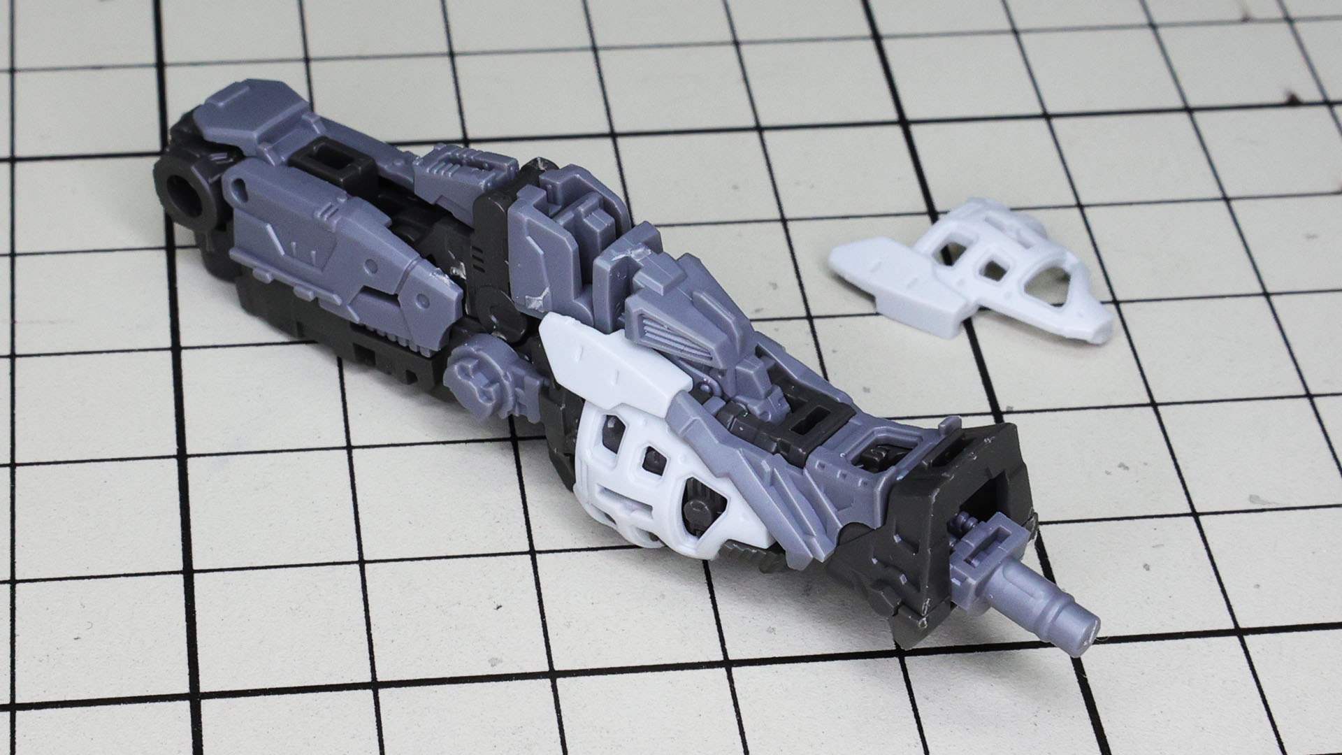 ふくらはぎのフレームと外装を組んでいきます