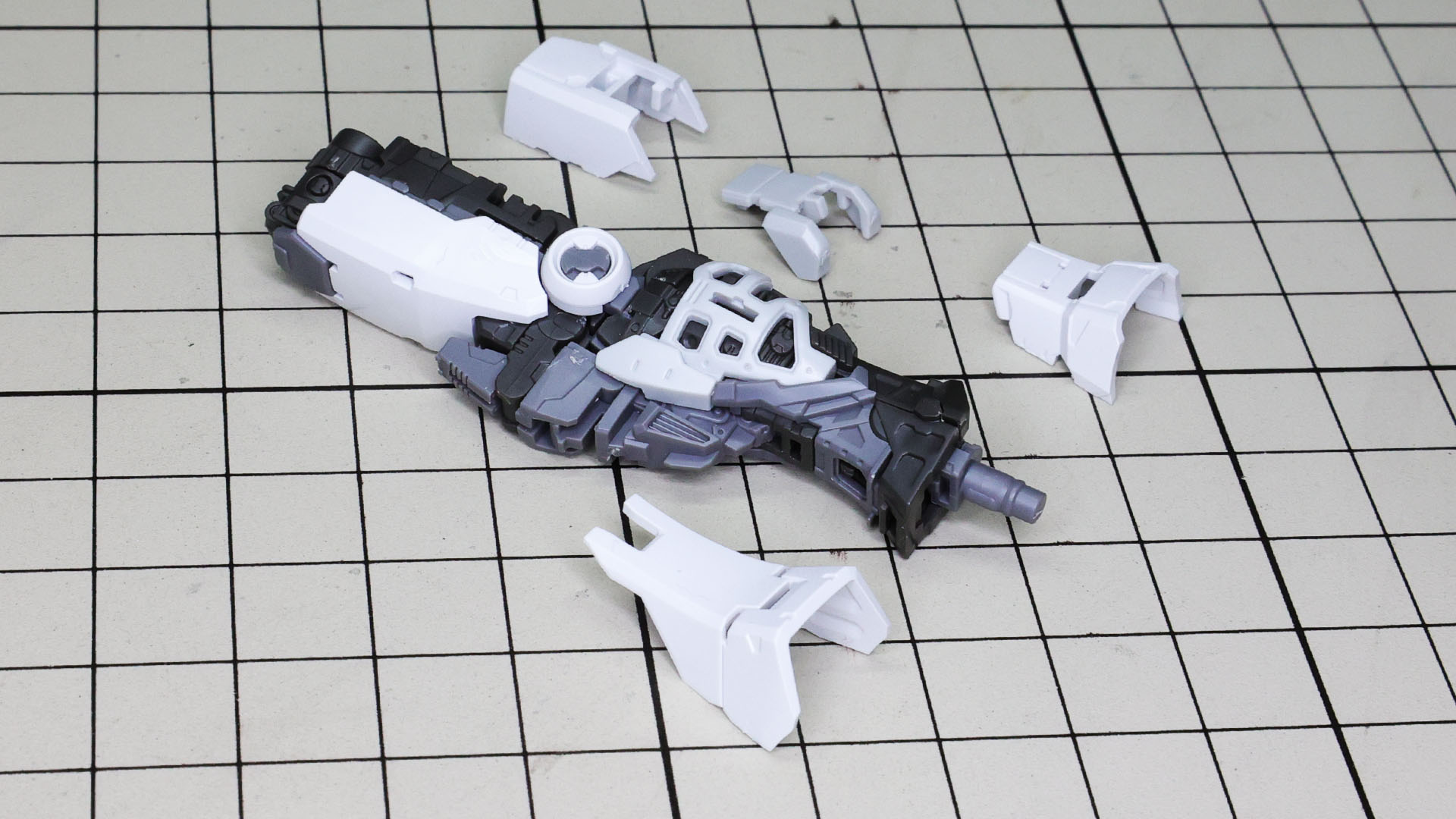 各所の白い外装も組みつけていきます。もう一歩！