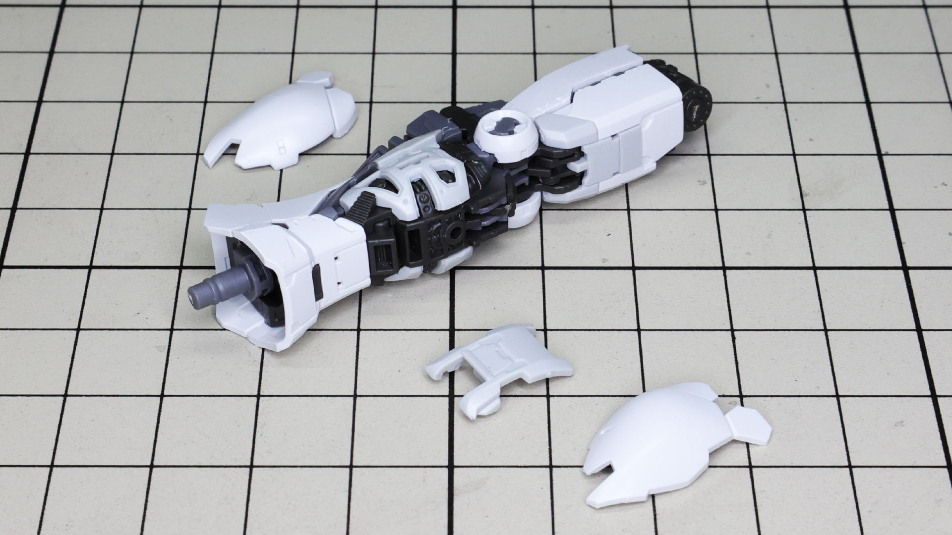 膝アーマー上下とソールを組み付けます