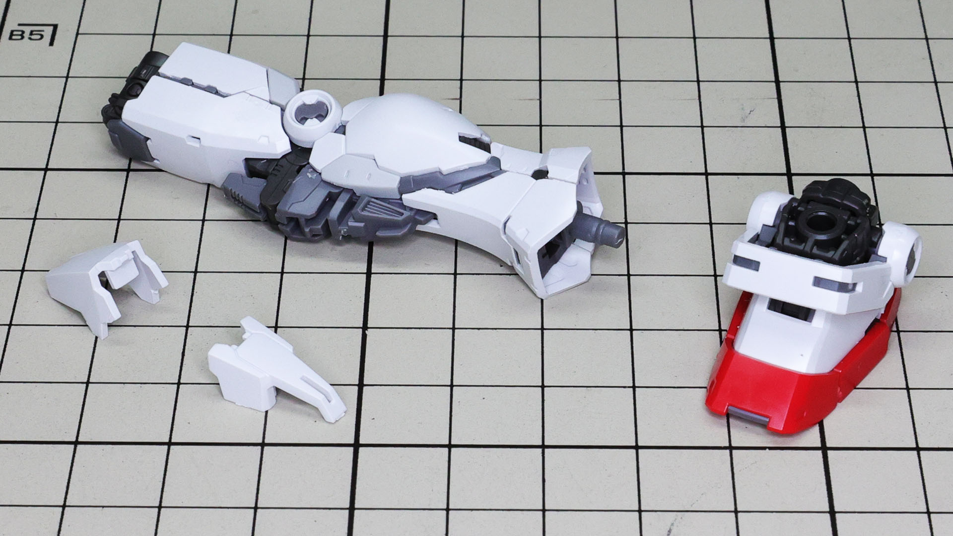 膝アーマー上下とソールを組み付けます