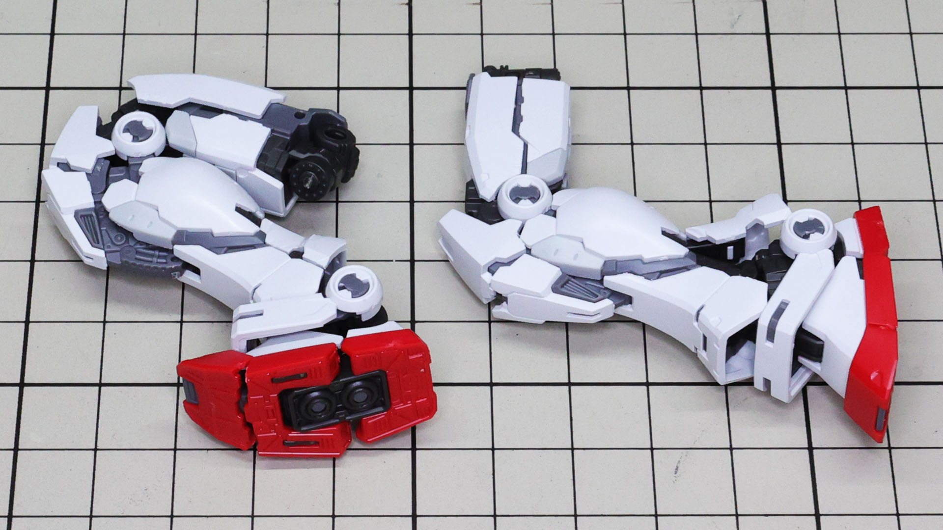 アキレス腱にある装甲はソールの可動域拡大のために開きます