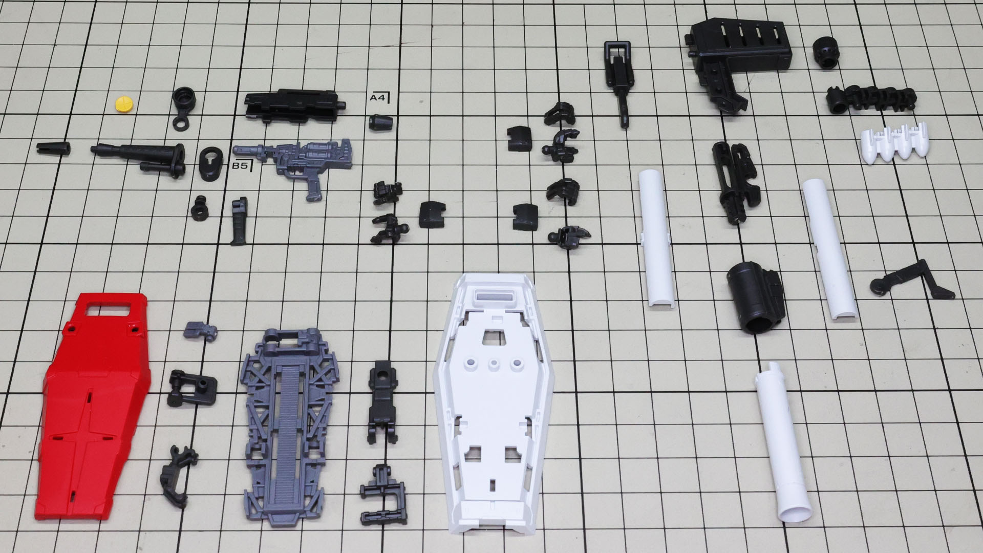 各装備のパーツ群。左上がビーム・ライフル、左下がシールド、中央上がハンドパーツ、右がハイパー・バズーカです