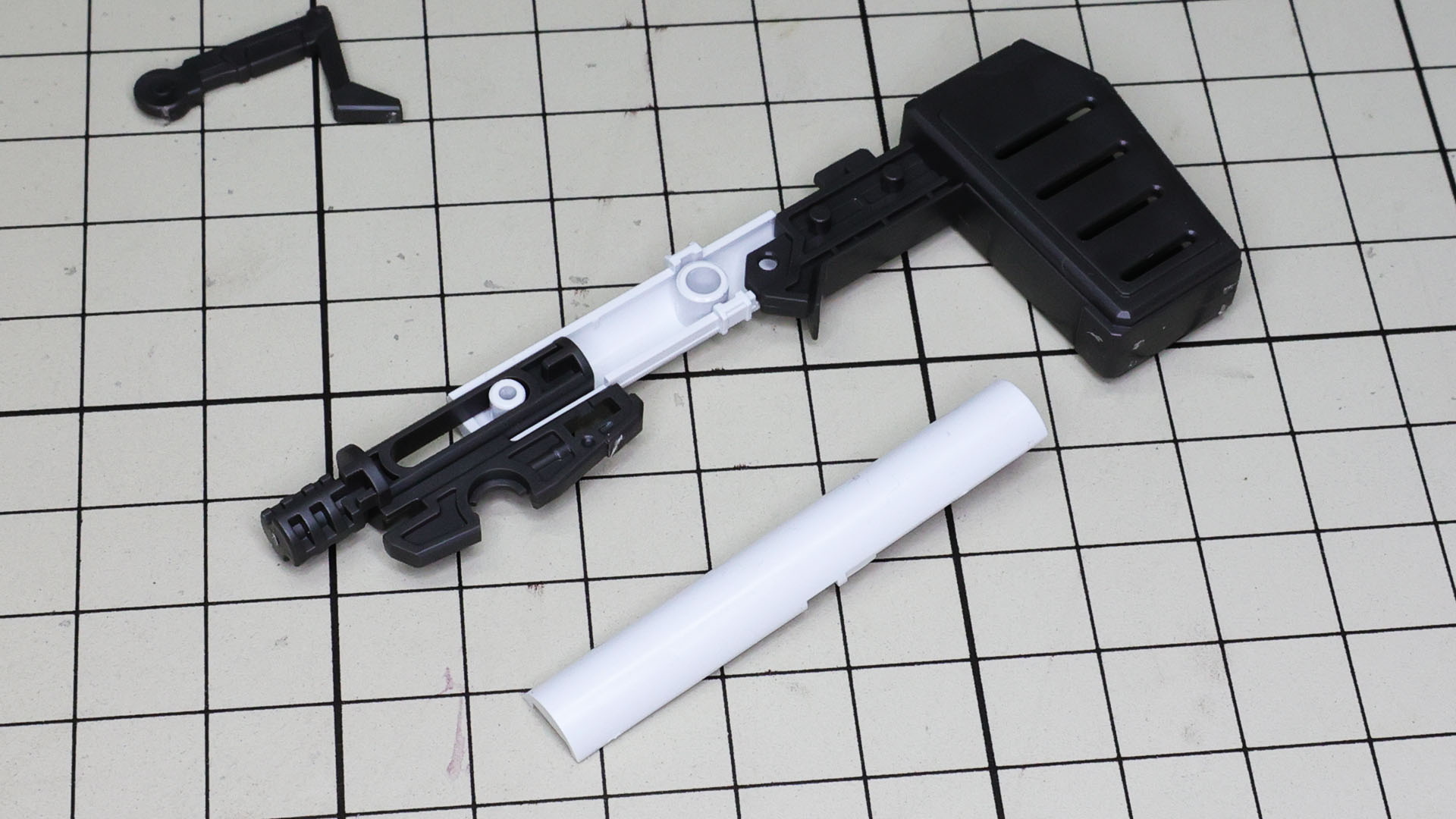 ハイパー・バズーカを組んでいきます。モナカ割りはここだけ！このハイパー・バズーカには伸縮機構があるための構造でもあります