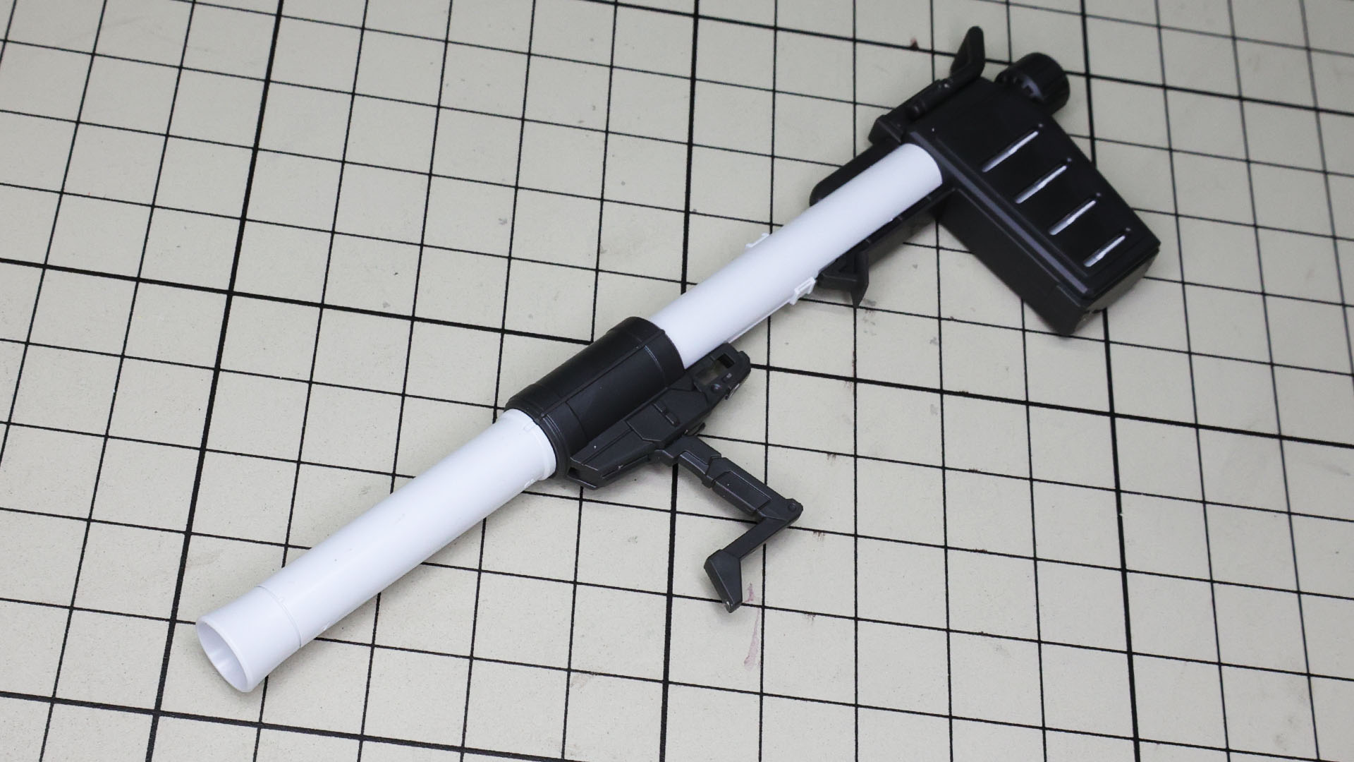 白い弾頭はケースのスリットから除きます。ここはメタリックな色で塗装するなどこだわりポイントになりそうですね