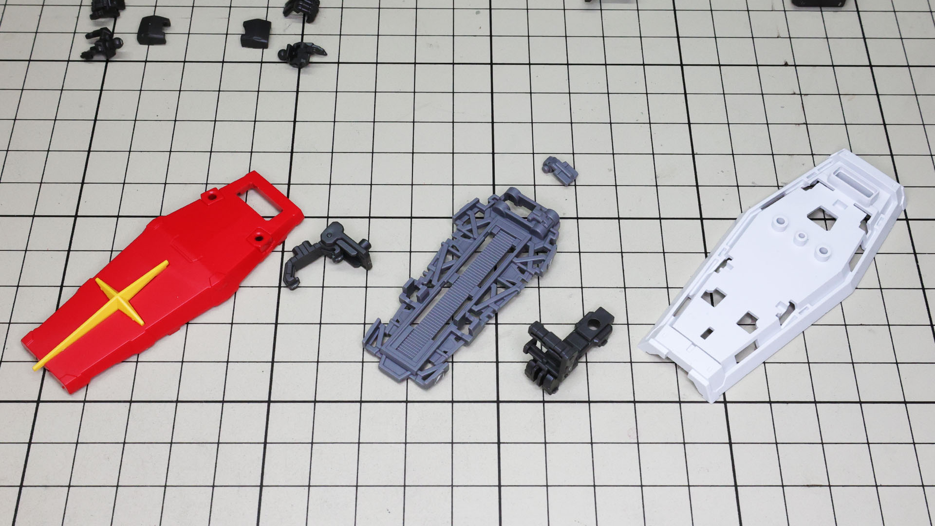 シールドを組んでいきましょう。中央のシールド裏フレームのディテールがすごいです