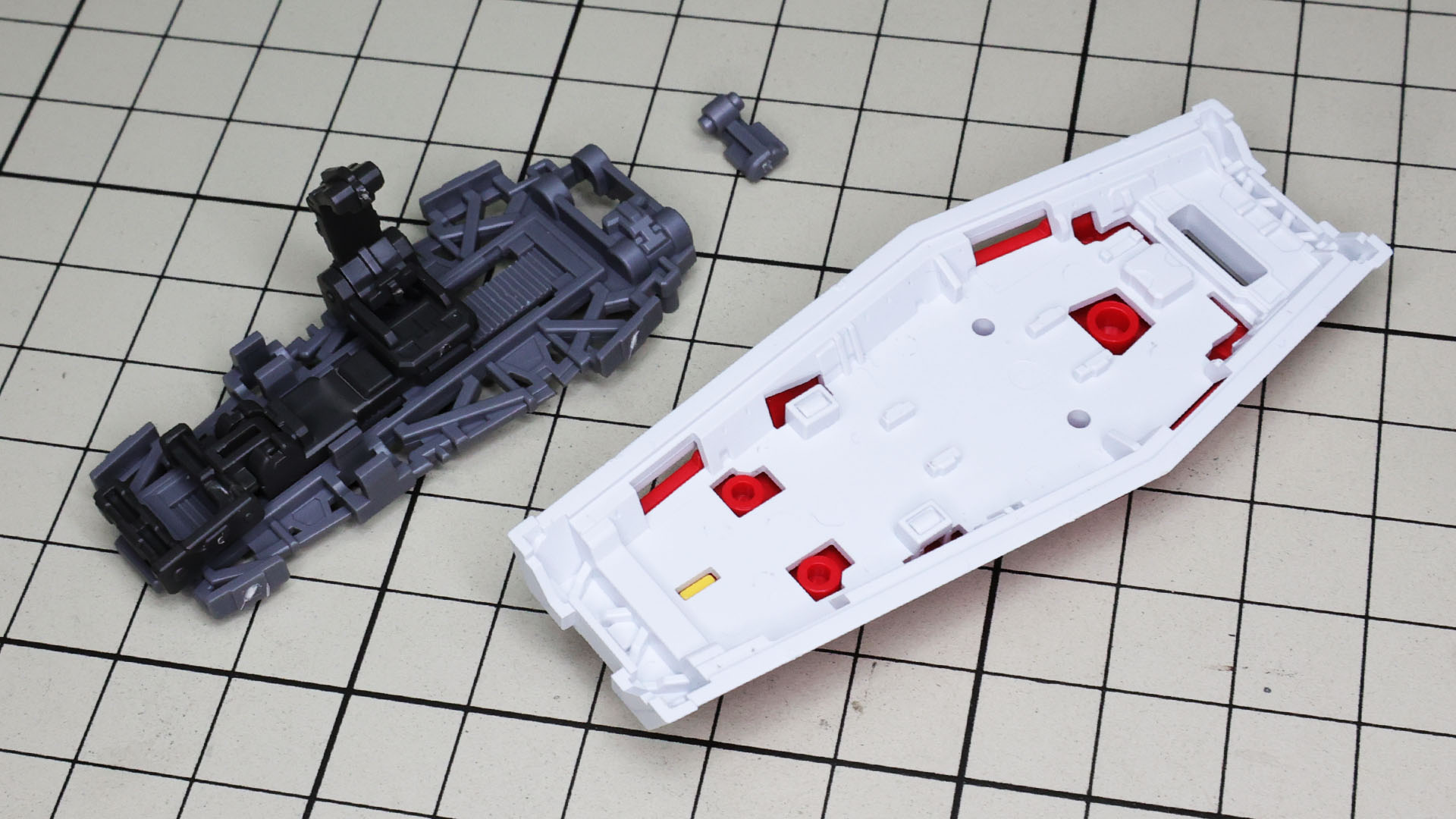 フレームの上にある小さいパーツはビーム・ライフルを接続する部分です