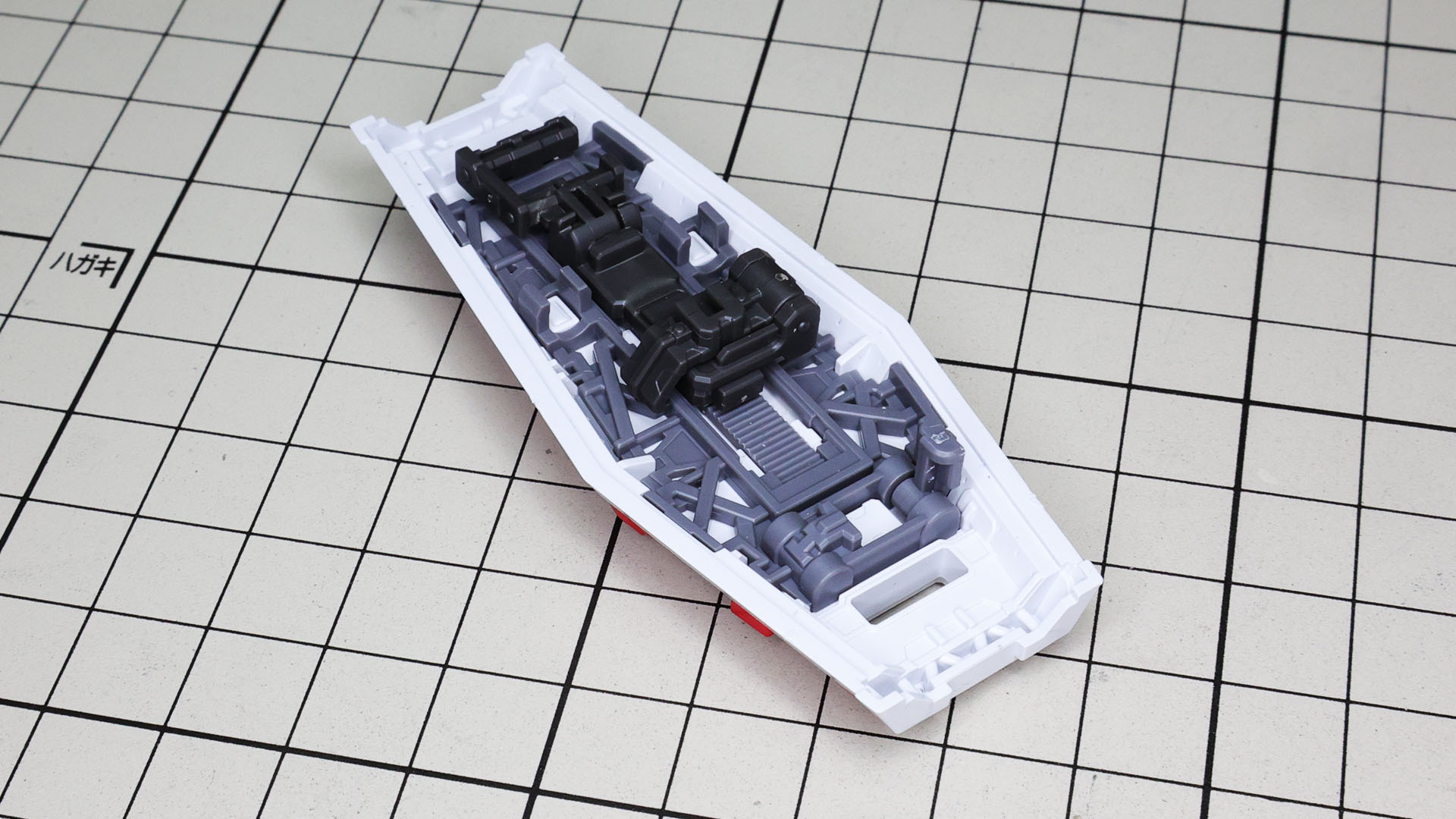 シールド裏にビーム・ライフル、ビーム・サーベルを収めてみました