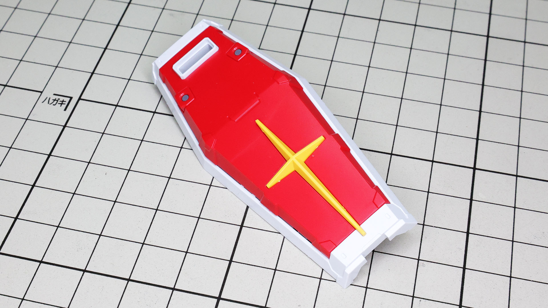 シールド裏にビーム・ライフル、ビーム・サーベルを収めてみました