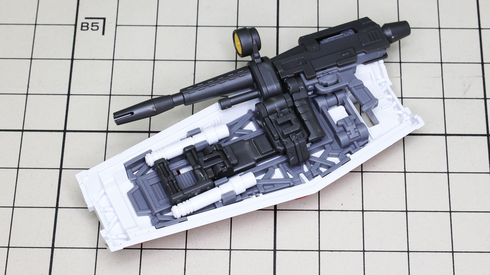 シールド裏にビーム・ライフル、ビーム・サーベルを収めてみました