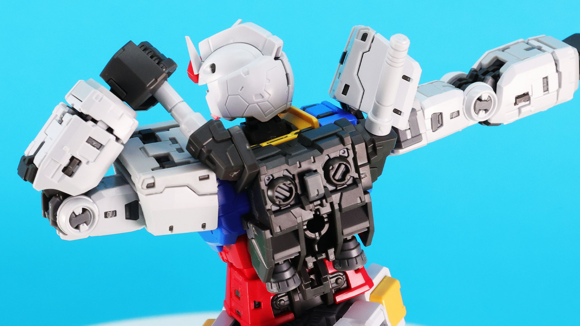 ビーム・サーベルのホルダーを前方に向けられます