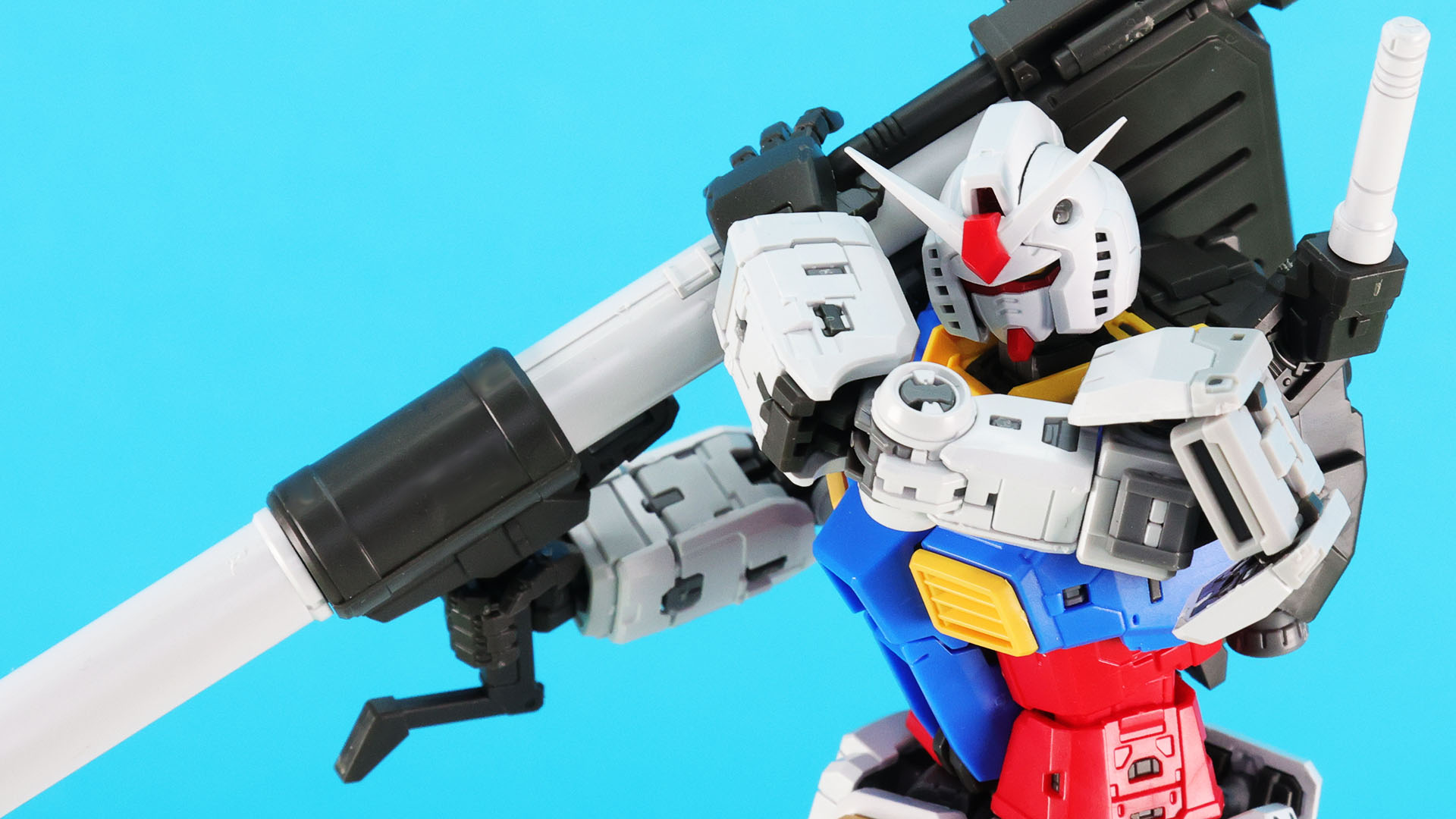 ハイパー・バズーカを肩に担いで戦いに備える