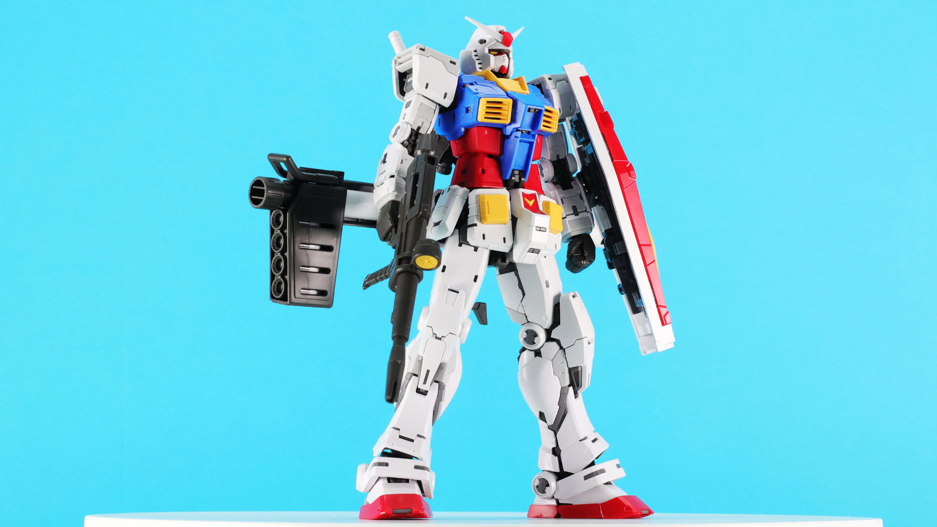 ツインアイは別パーツ化されていてシャープな印象を与えます