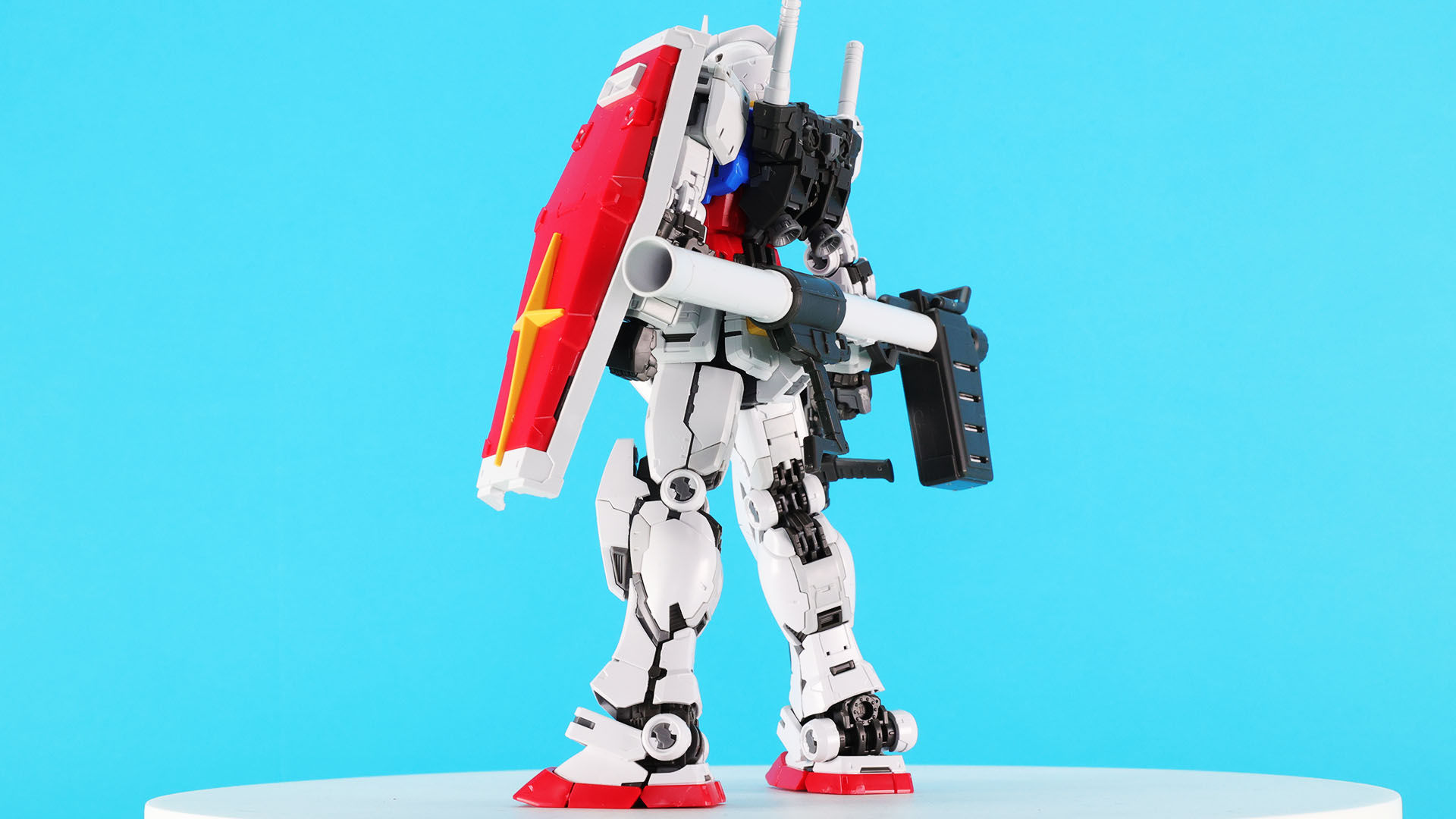 ツインアイは別パーツ化されていてシャープな印象を与えます