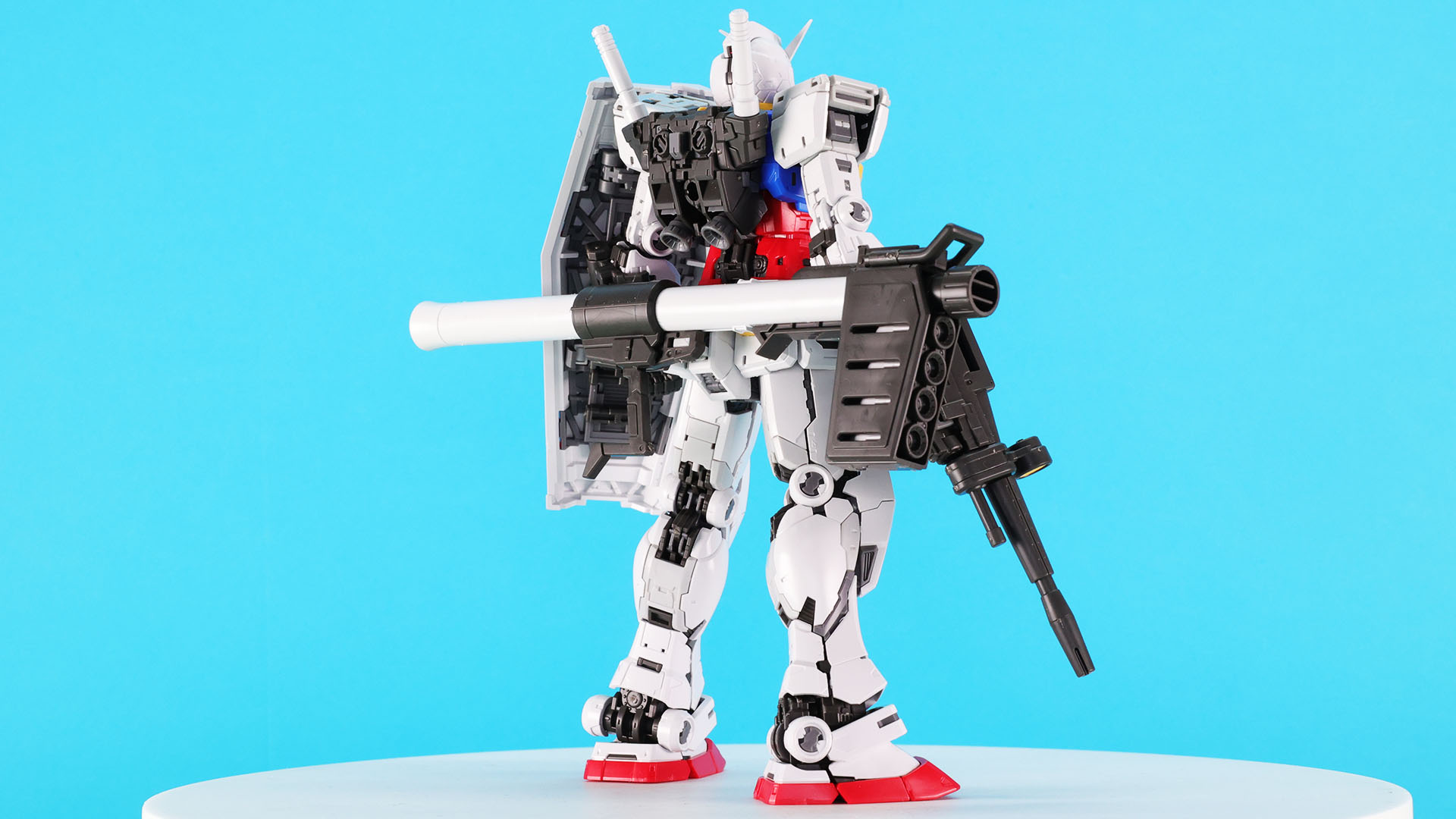 ツインアイは別パーツ化されていてシャープな印象を与えます