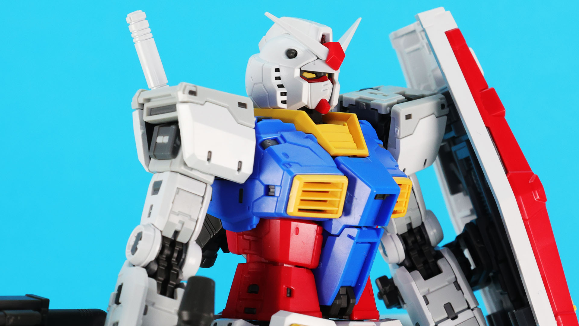 ツインアイは別パーツ化されていてシャープな印象を与えます