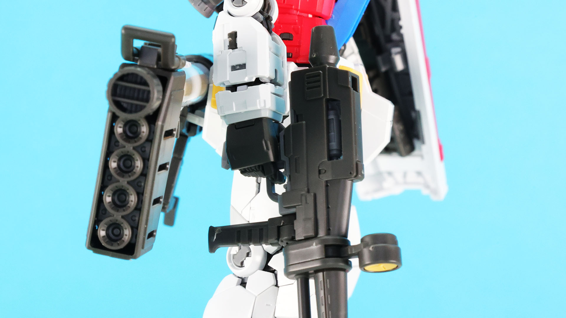 前腕は微妙に傾けられ表情付けに一役買い、装備類もディテールくっきりです