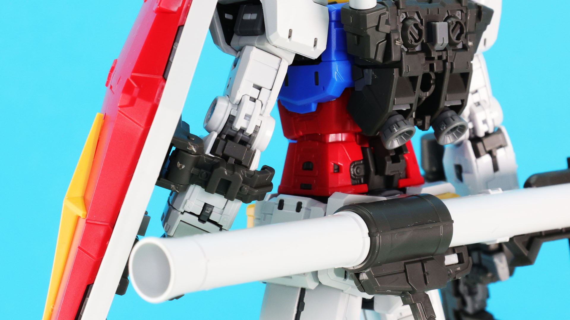 シールドは肘に近い部分にマウントされます