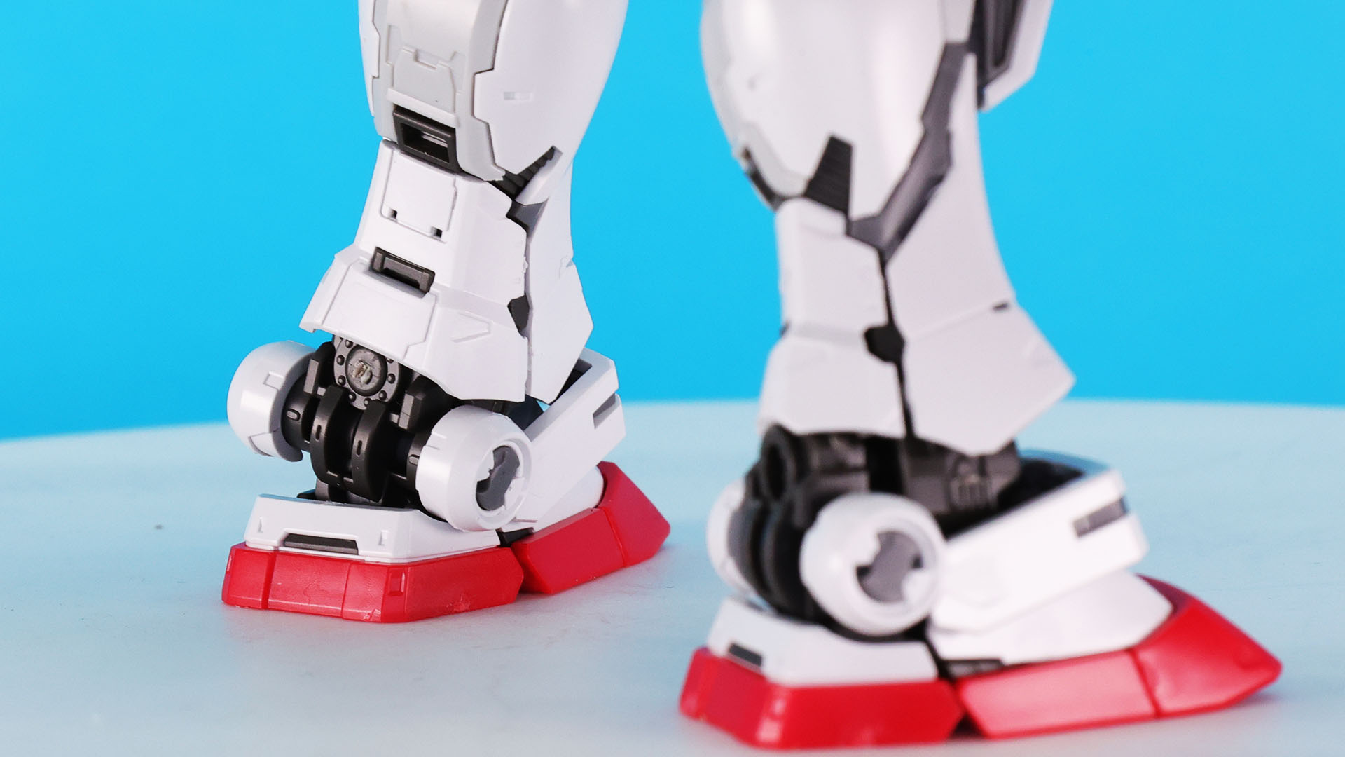 ソールのメカフレームも説得力を持たせるディテールを持っています