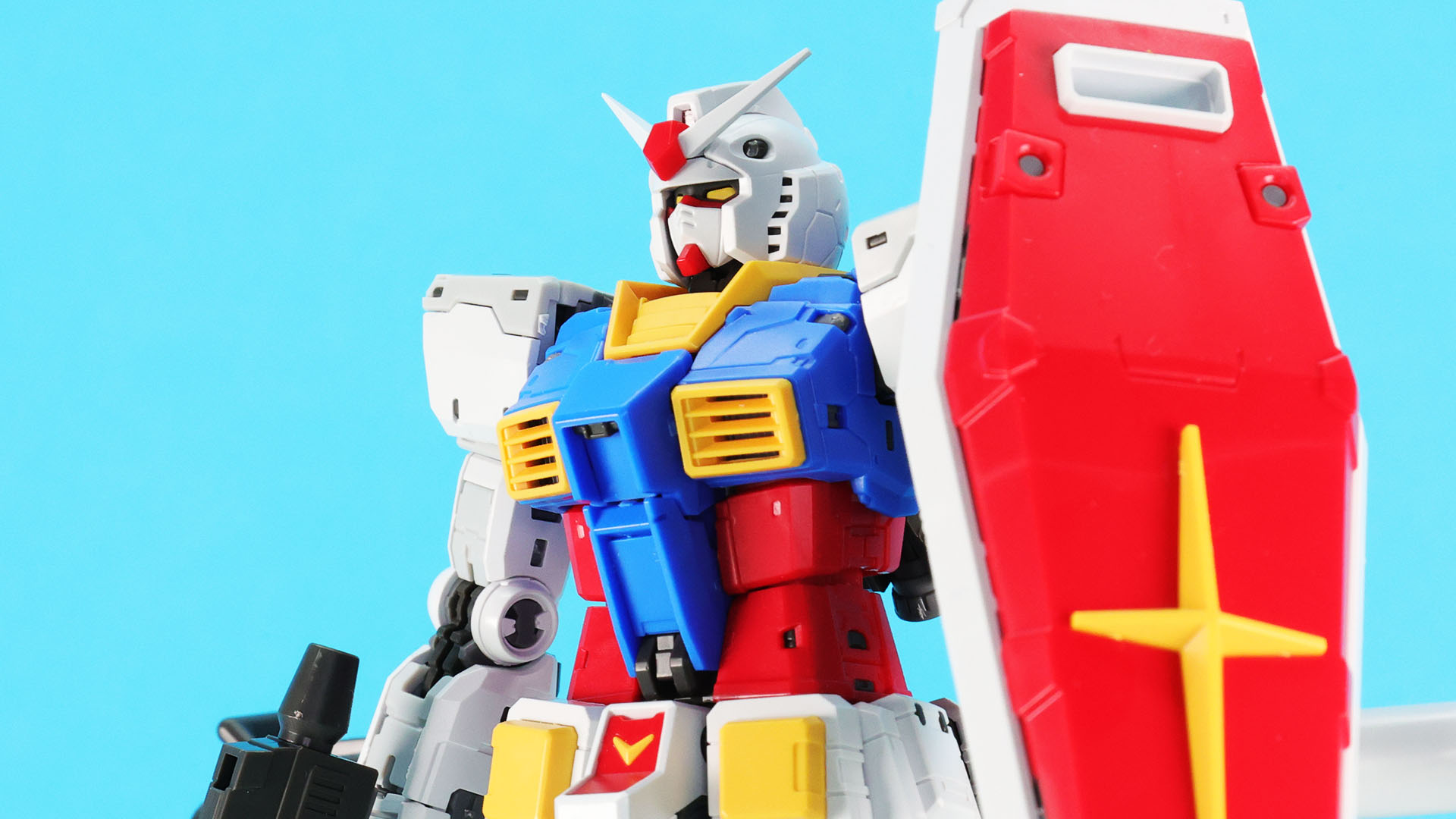 新機軸のボディ前面のコクピットハッチは上下に2分割されています