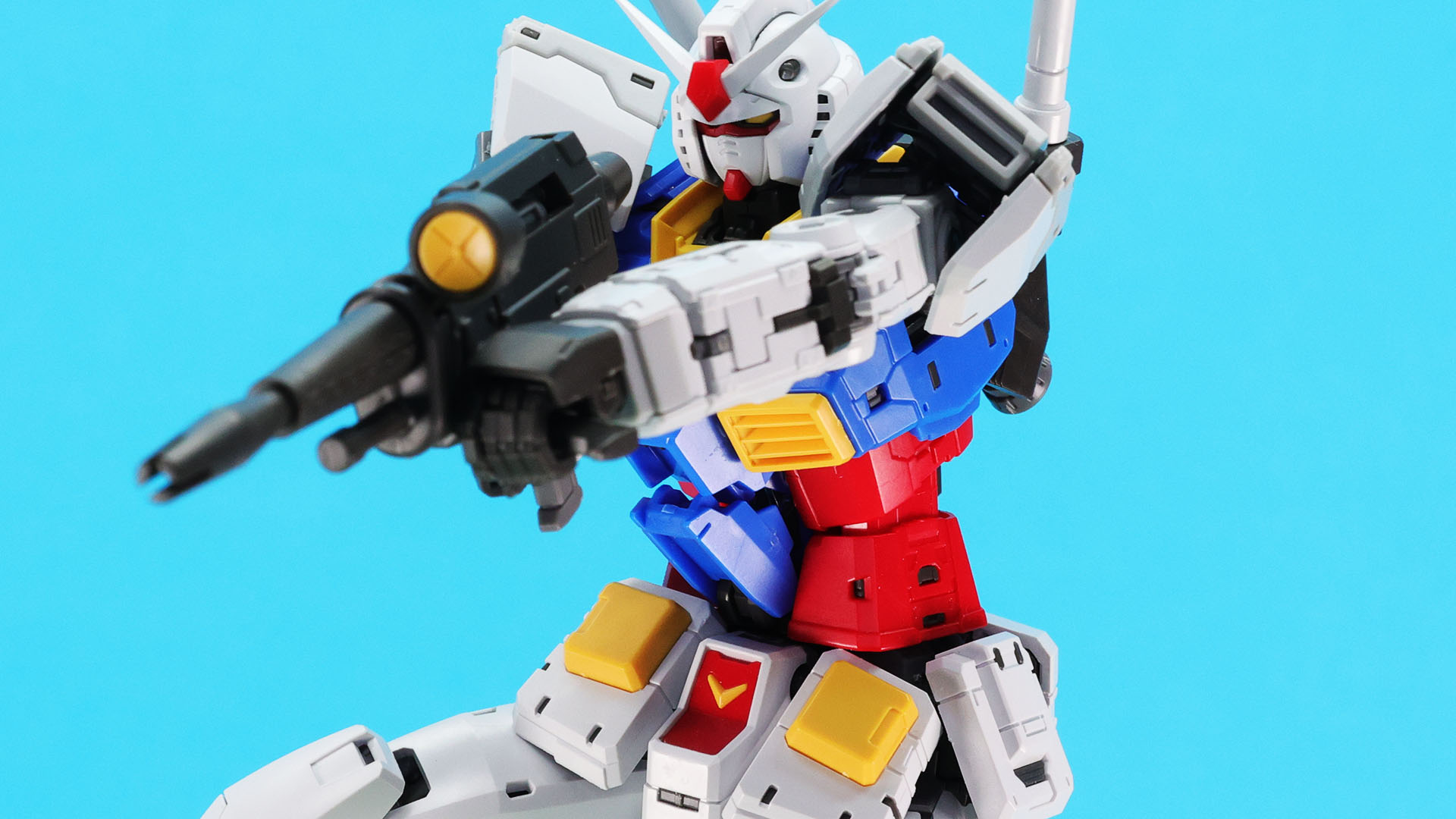 ぎゅっとビーム・ライフルを構える姿が力強さを感じる