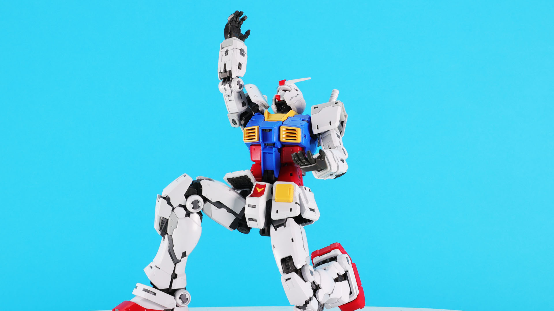 「GUNDAM NEXT FUTURE PAVILION」に設置される実物大ガンダムのポーズで！