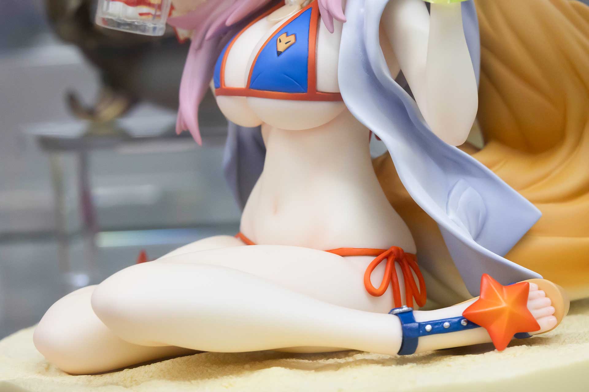 サンダルに付けられたアクセサリーは、ビキニの紐と同じオレンジ色だ