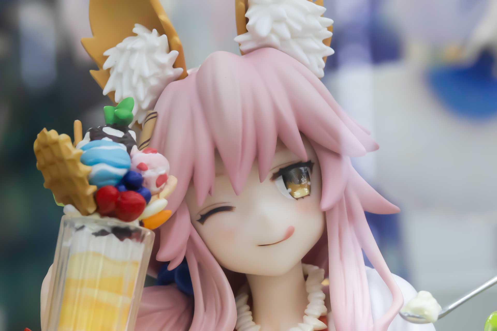 スイーツで乾杯をしているようなシーンだ