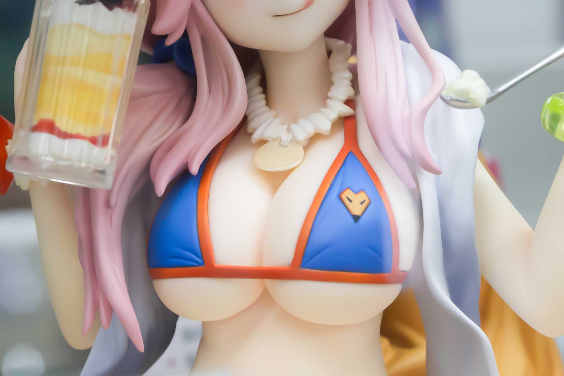 首には南国風のアクセサリーが付けられている