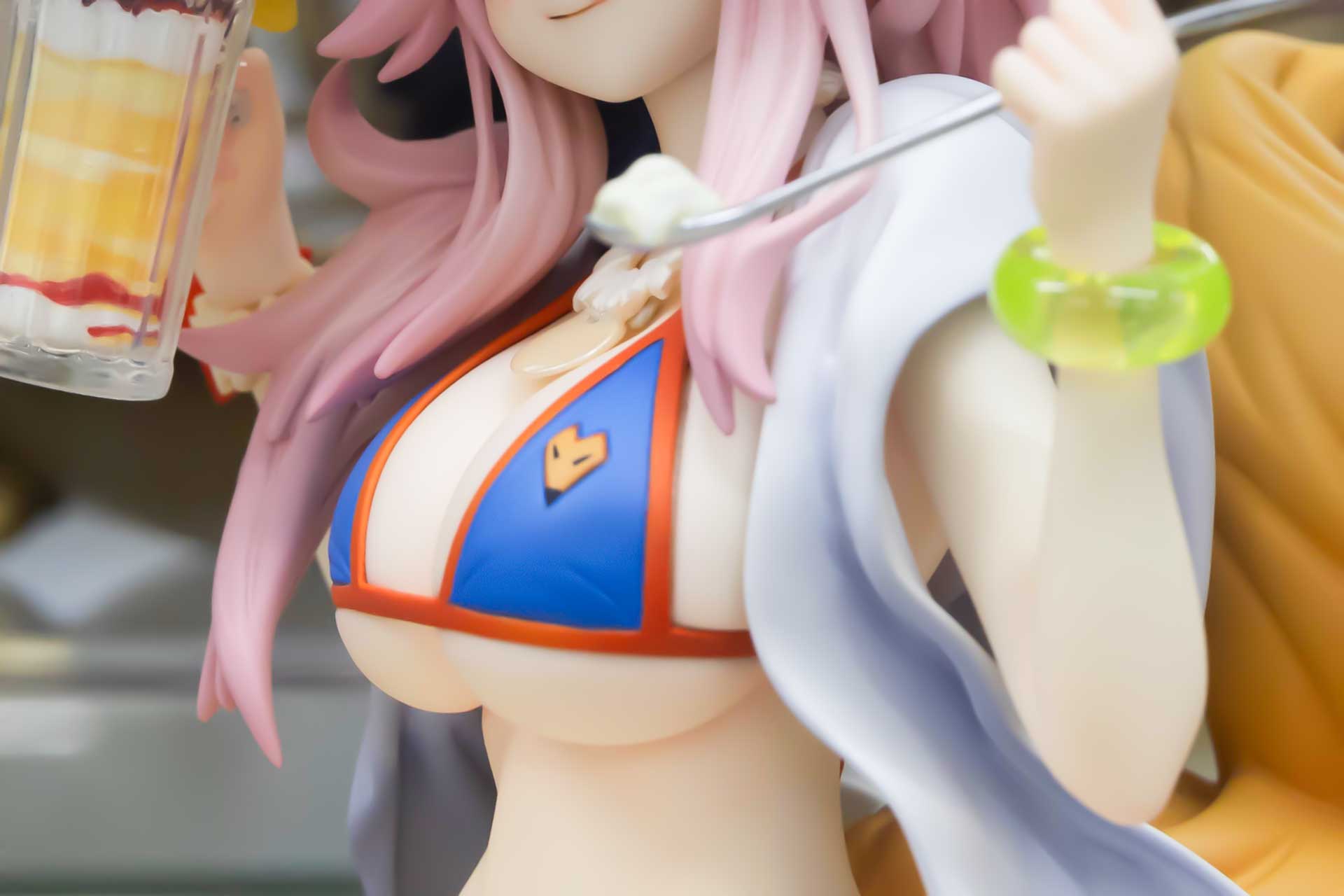 ビキニが小さすぎてバストが隠しきれない！