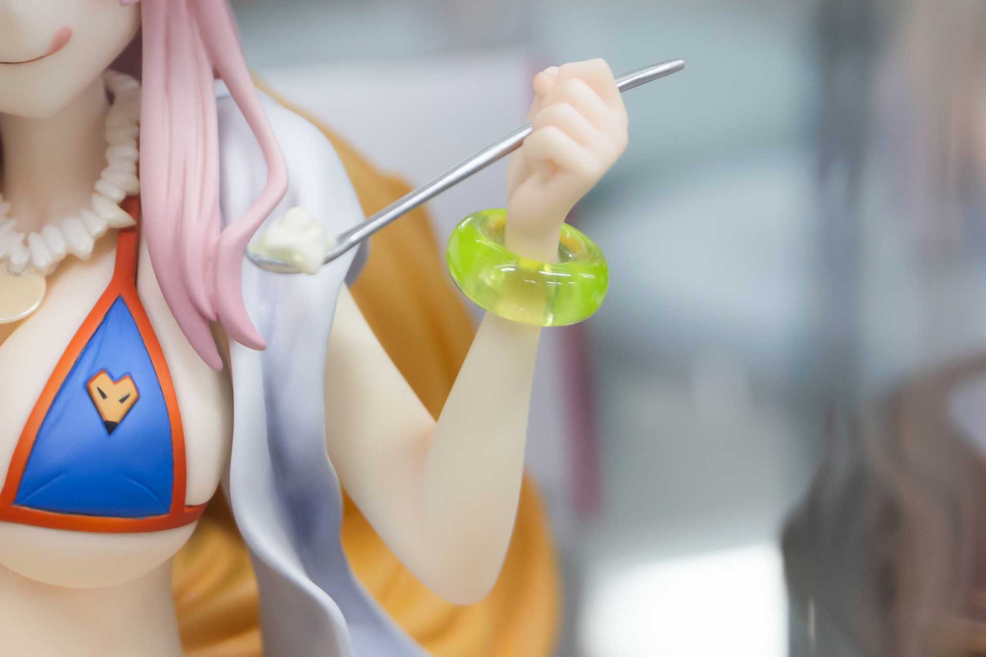 シンプルだが手首のアクセサリーの色も素晴らしい