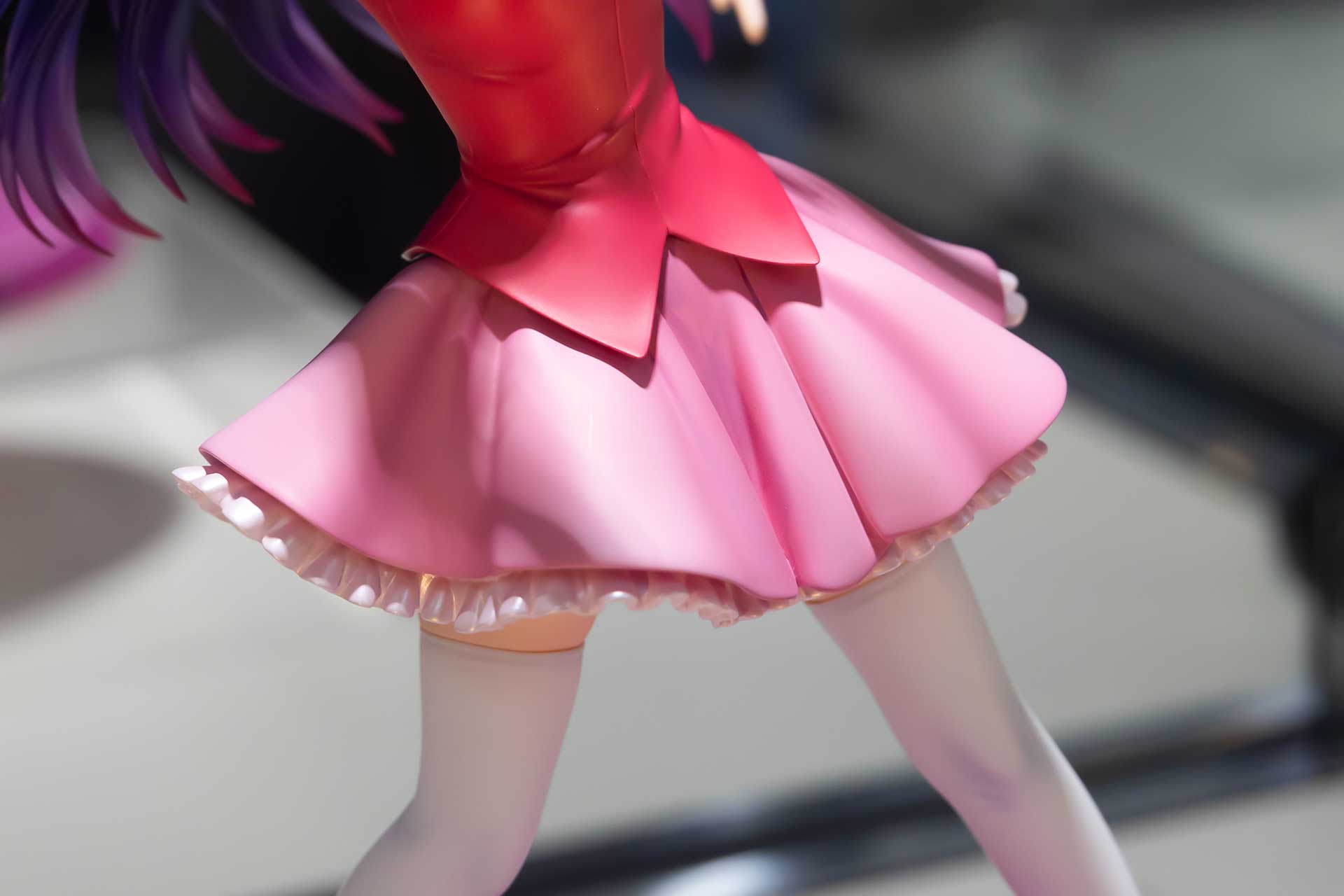 閉まったウエストと広がったスカートがアイドル衣装らしいところだ