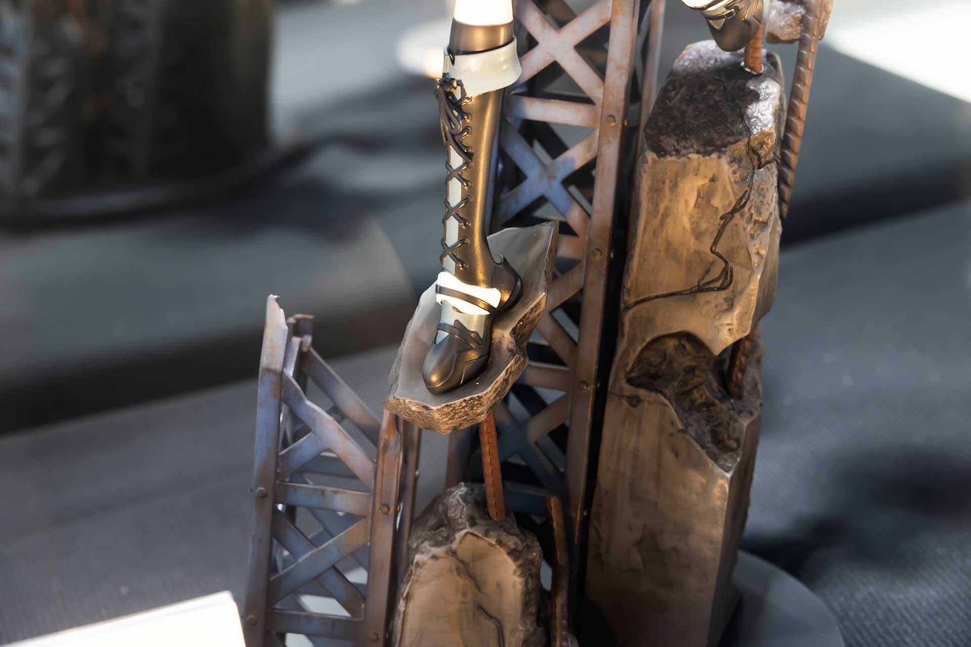 瓦礫の上に着地した瞬間といったところか