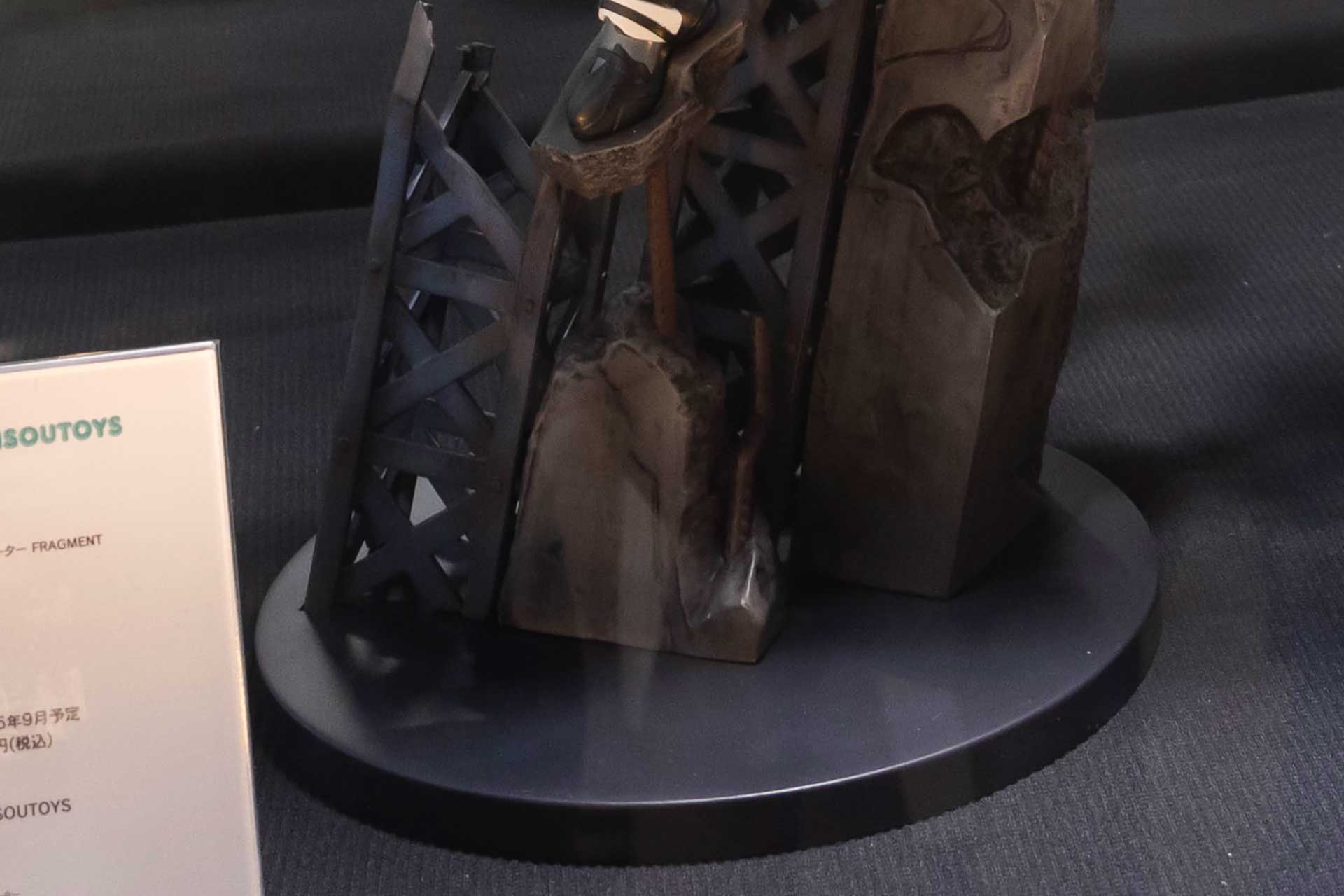 フィギュア全体を支えるために台座部分はどっしりとしている