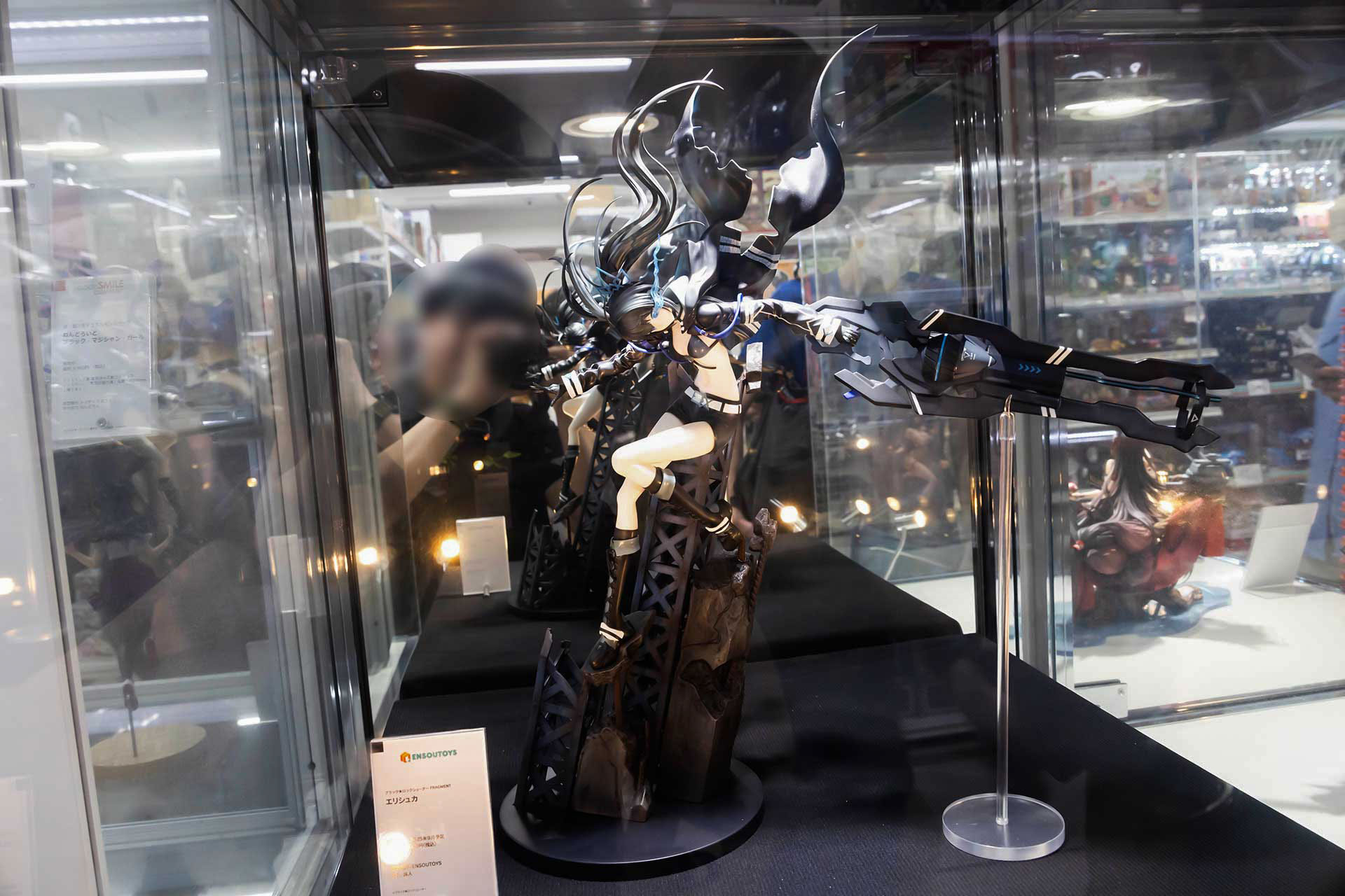 フィギュアの素材はプラスチックで、全高は約430mmだ