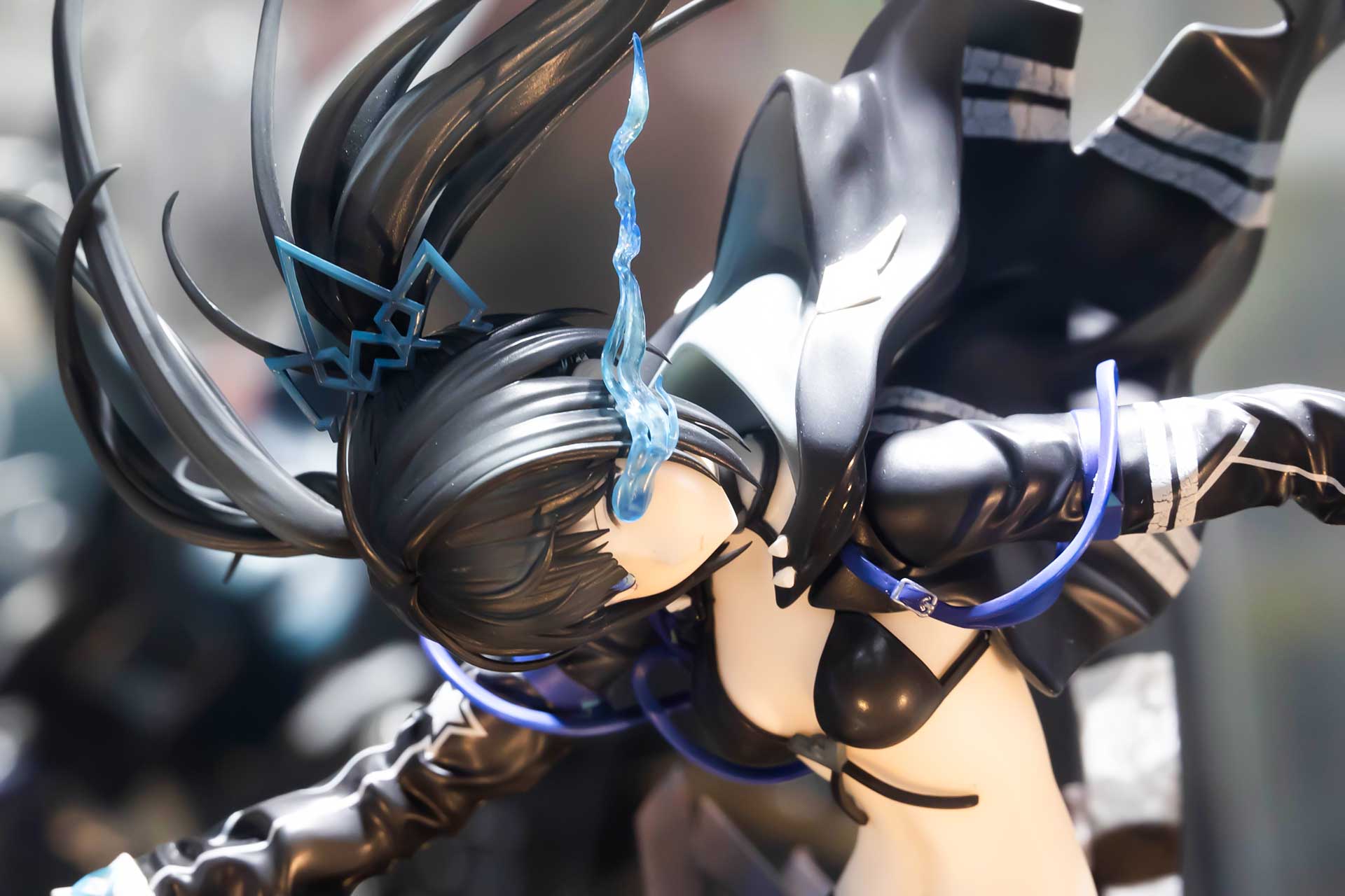 頭には青色のアクセサリーが付けられている