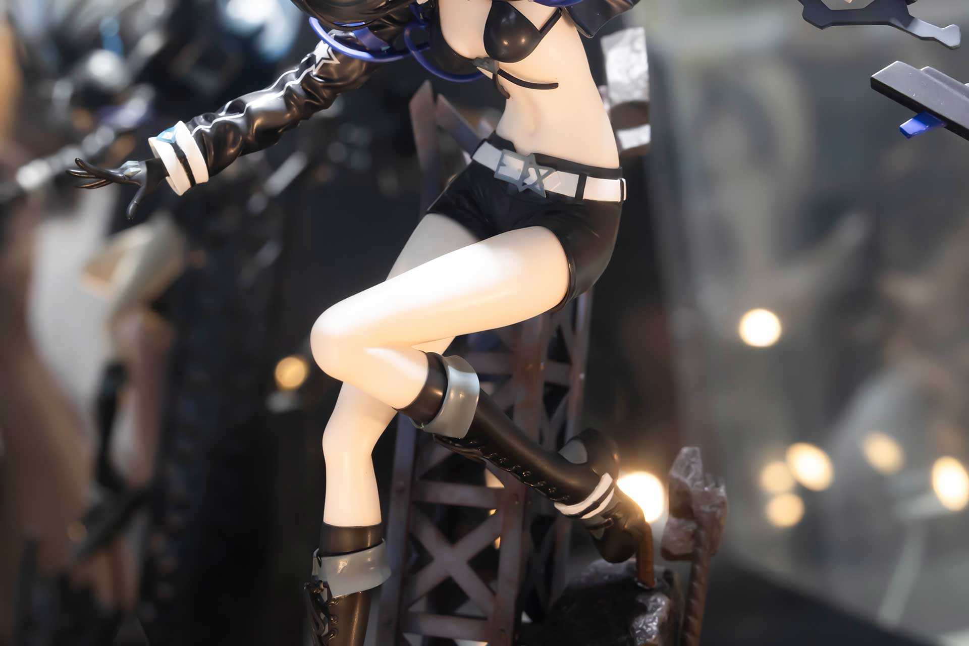 白い太ももがまぶしい！