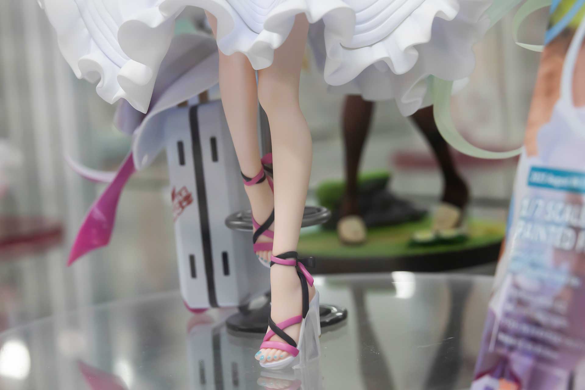 足元も華やかなスタイルになっている