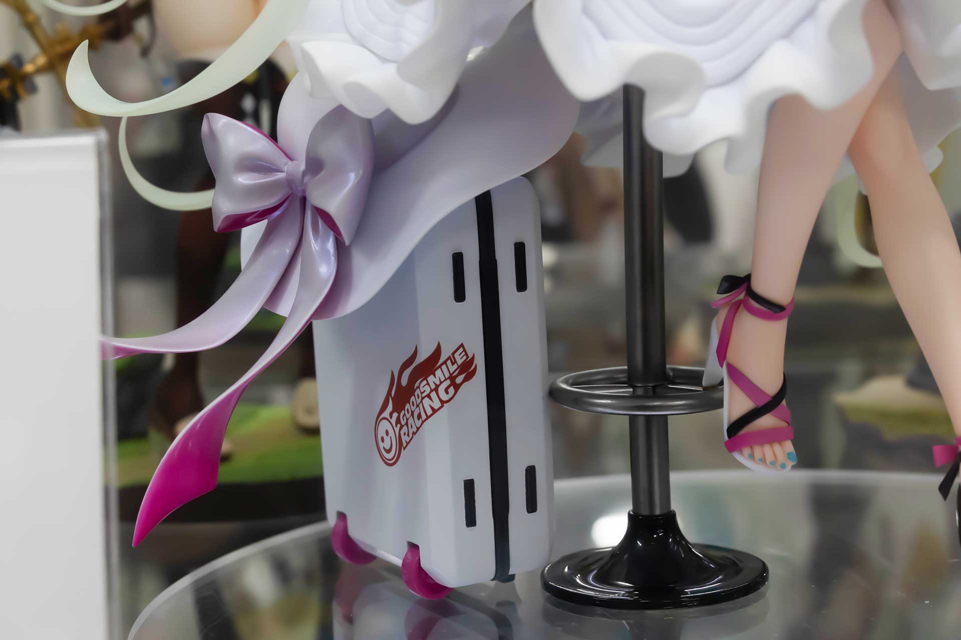 ミクの足元にはコスチュームが入ったキャリーケースが置かれている