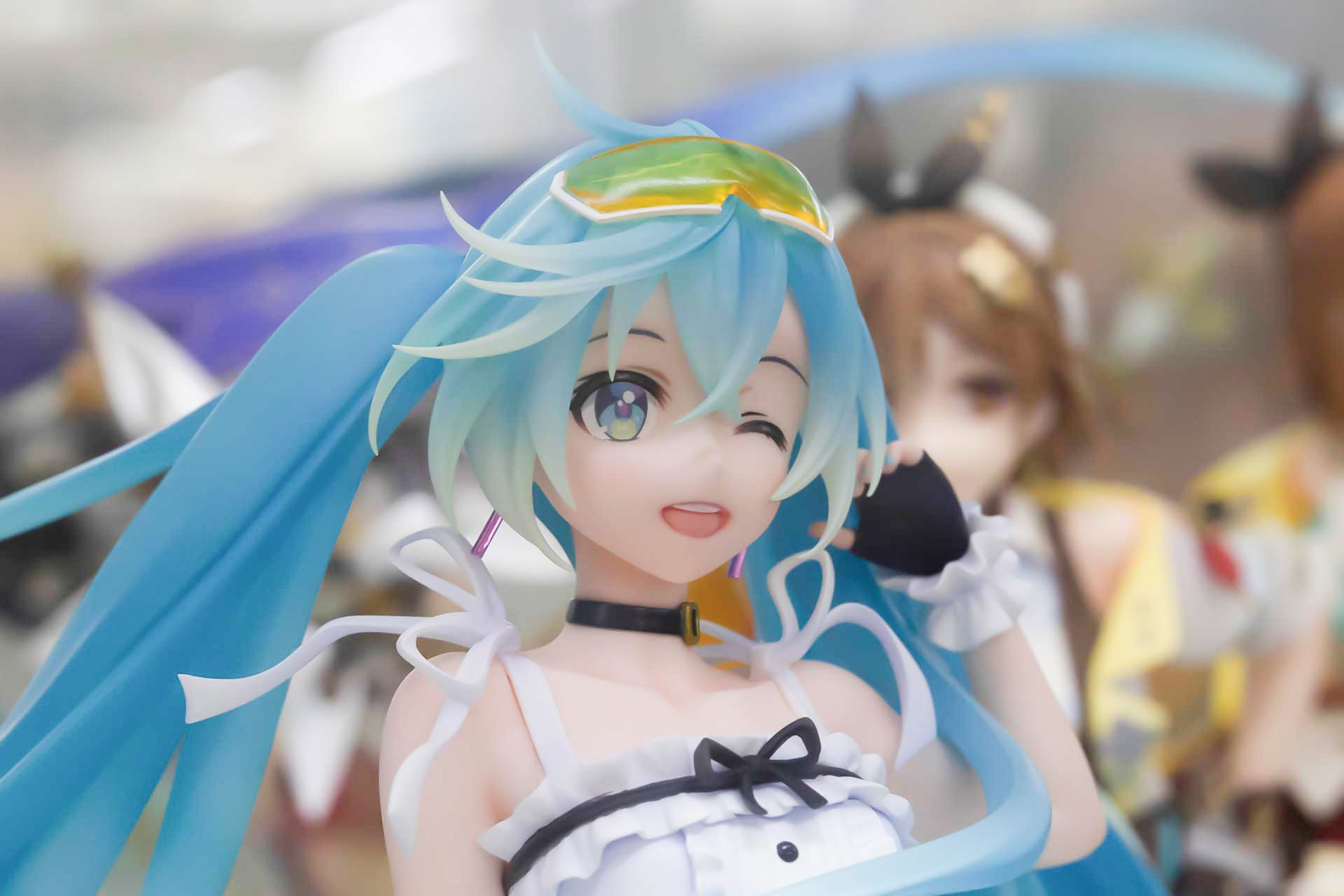 美しい髪やゴーグルといった部分にはクリアパーツが使われている