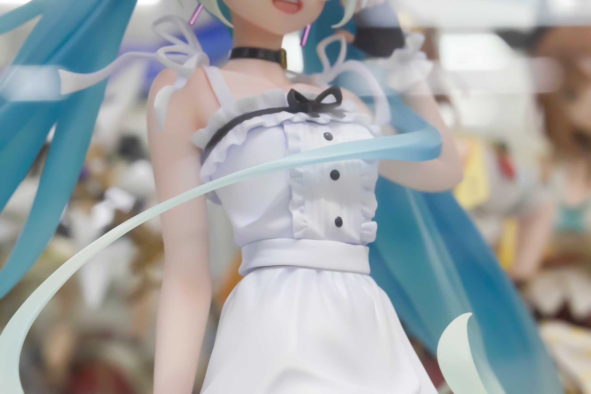 長い髪が体のまわりにまとわりついているかのようだ