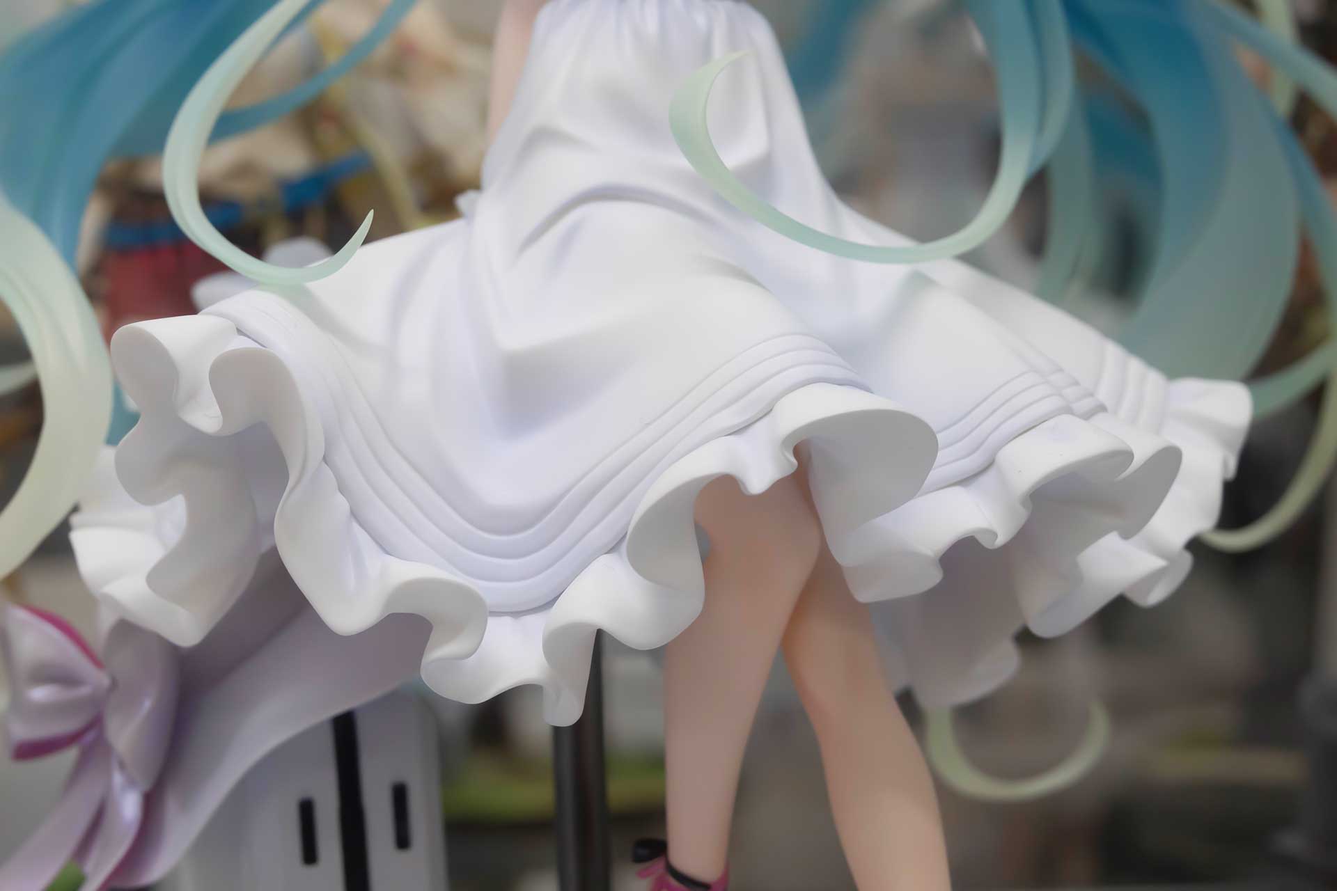 ドレスの裾はふんわりと広がっている